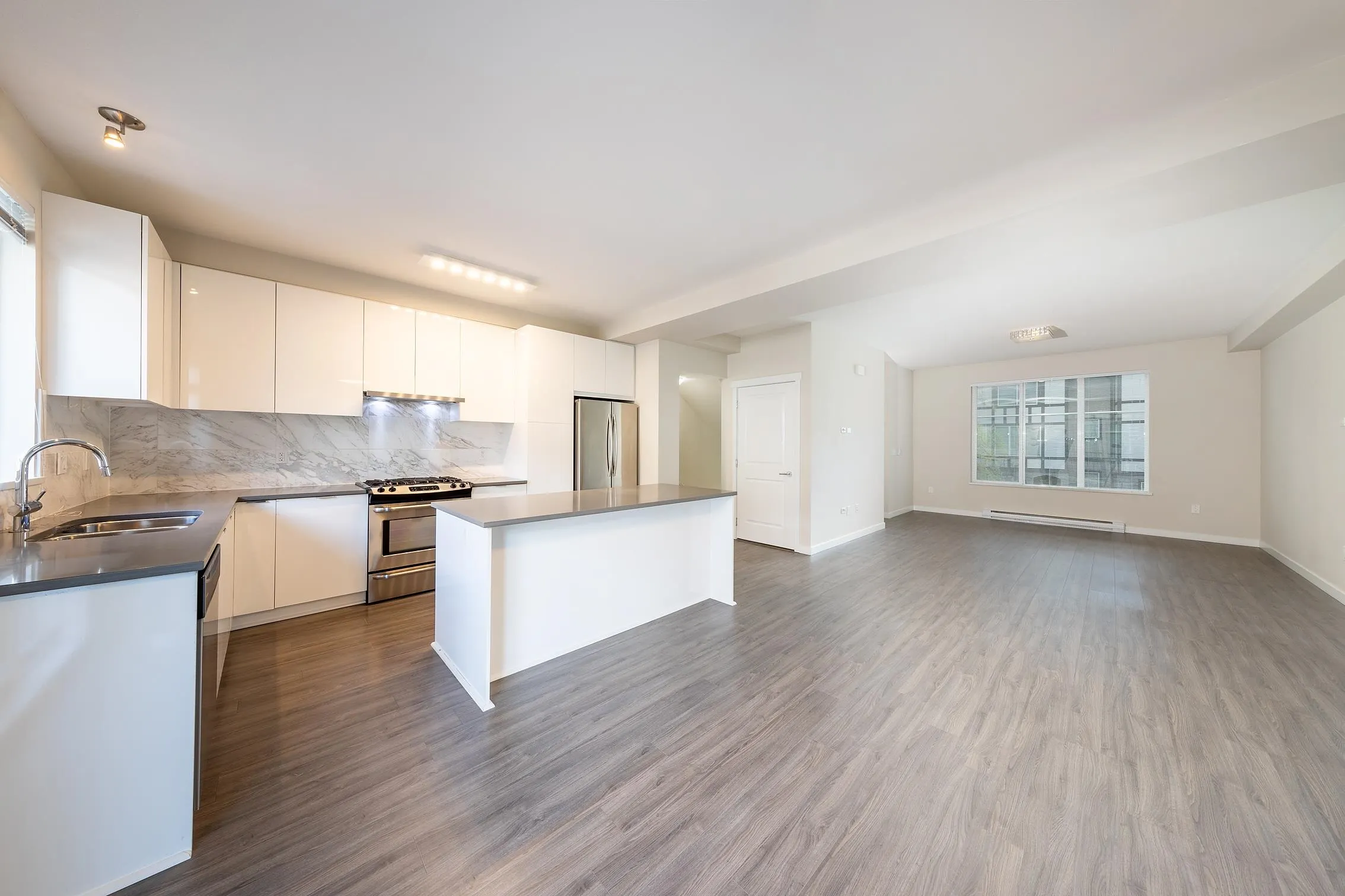 37 9728 Alexandra Road