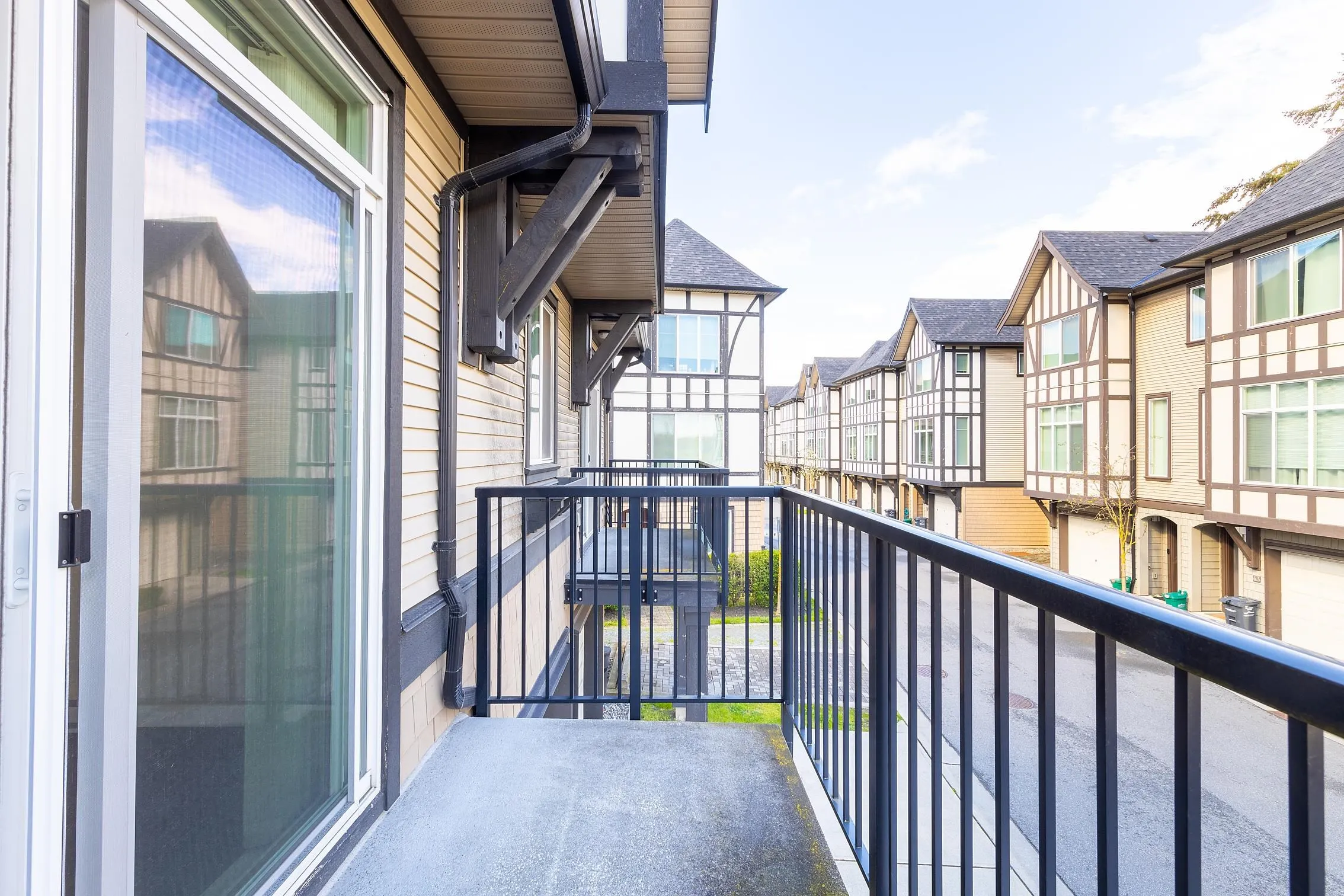 37 9728 Alexandra Road