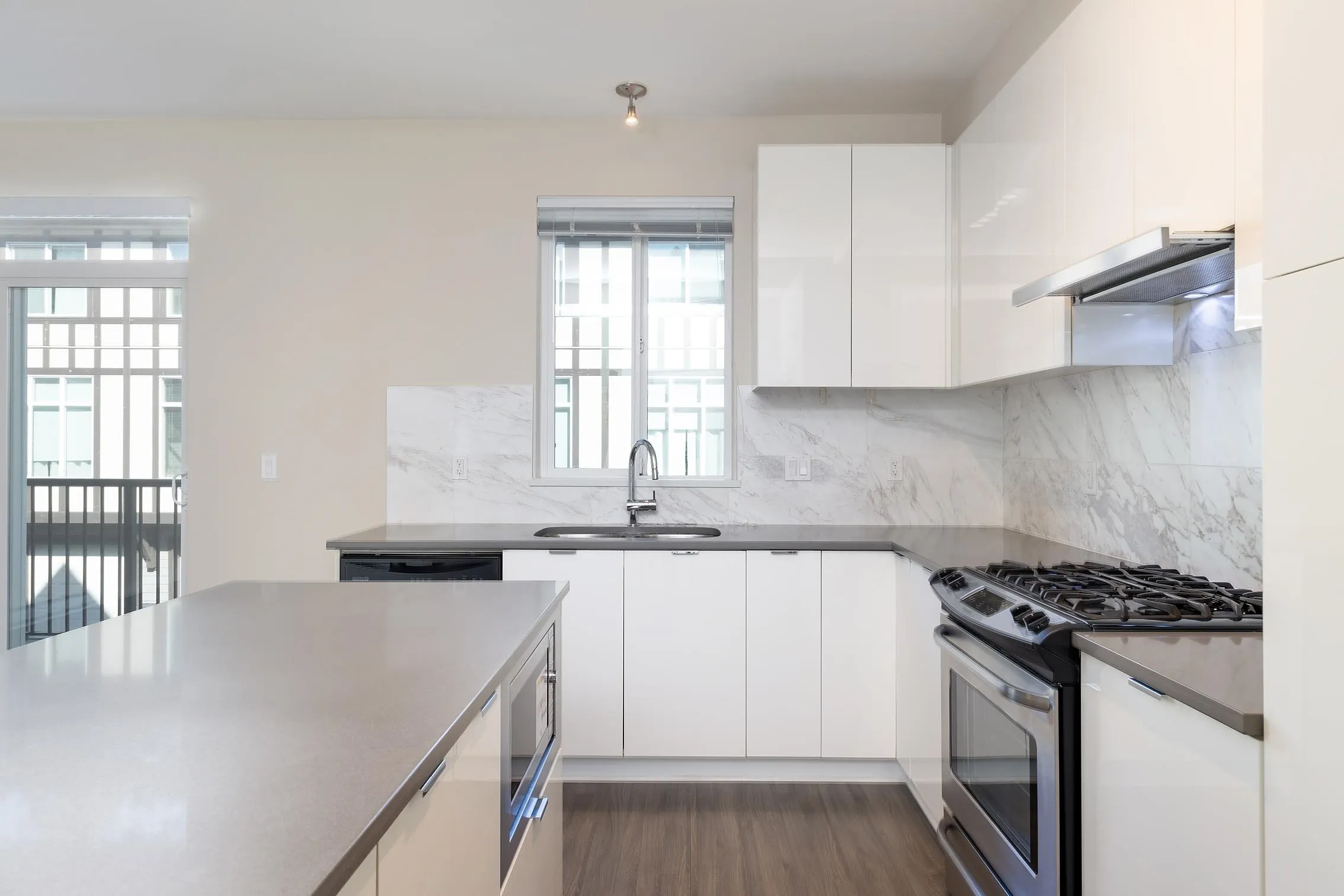 37 9728 Alexandra Road