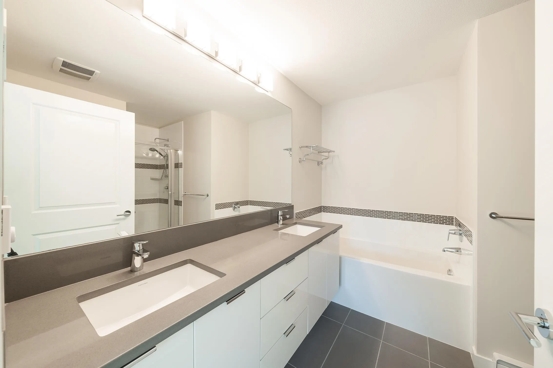 37 9728 Alexandra Road