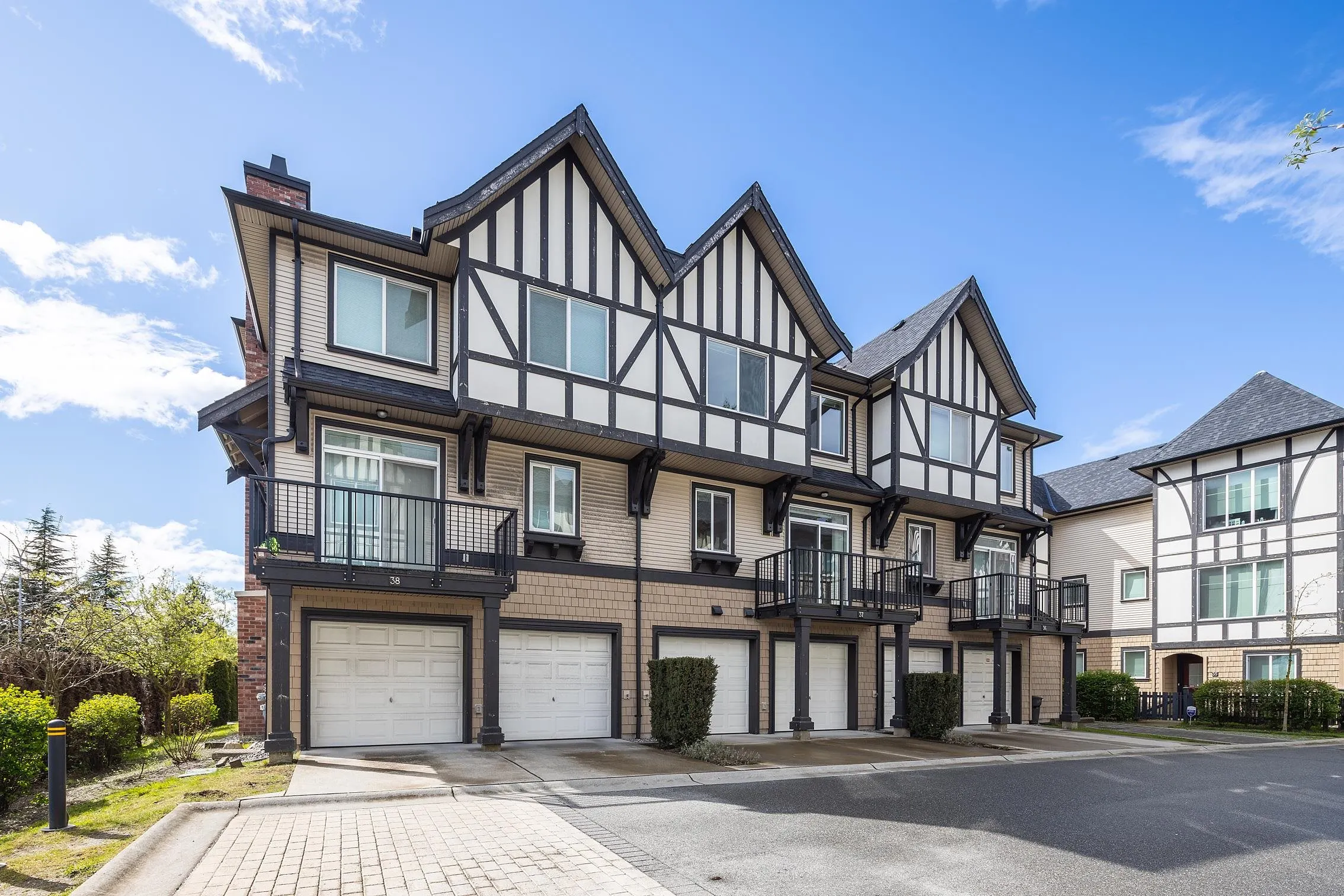 37 9728 Alexandra Road