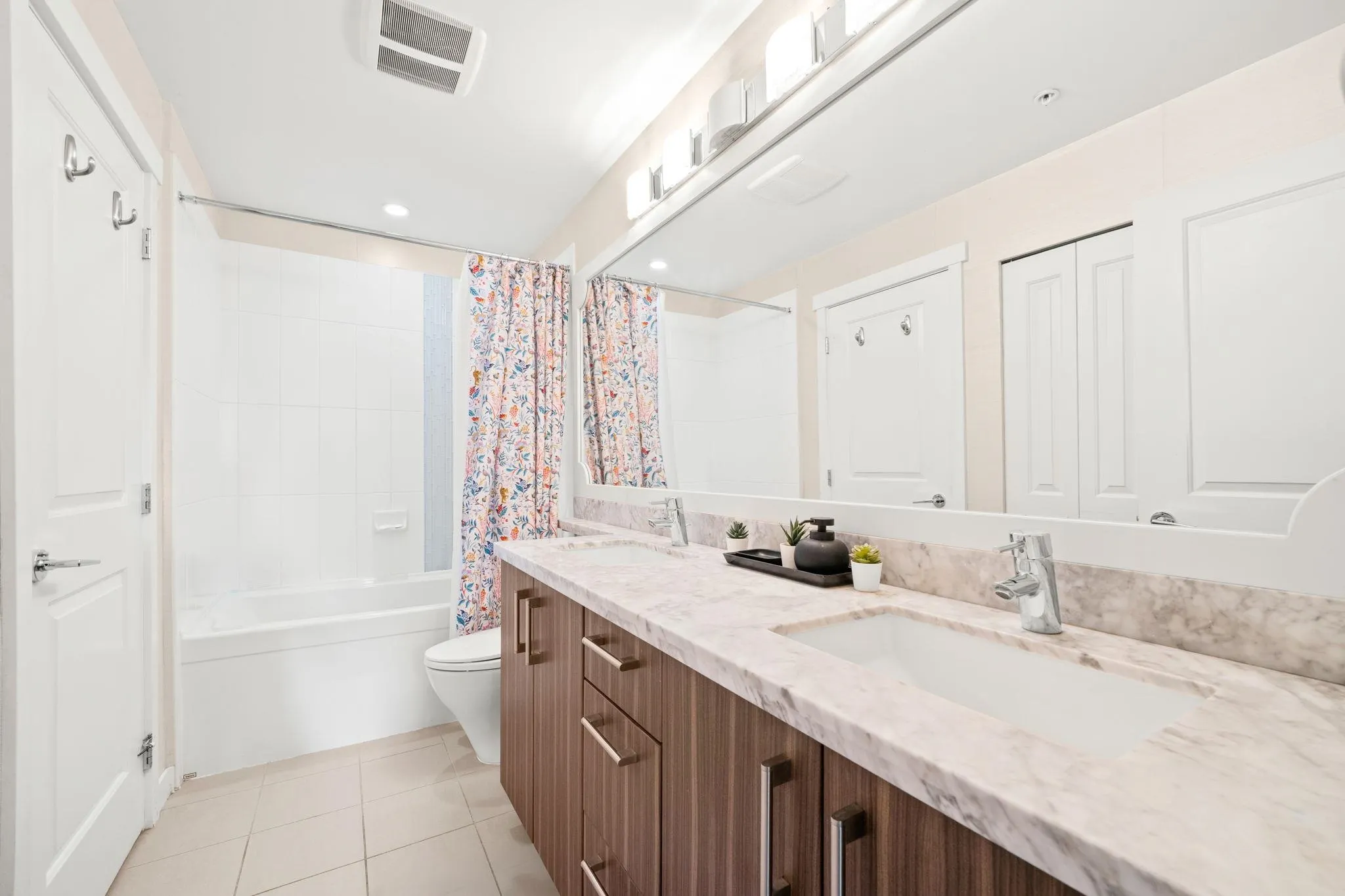 127 119 W 22nd Street