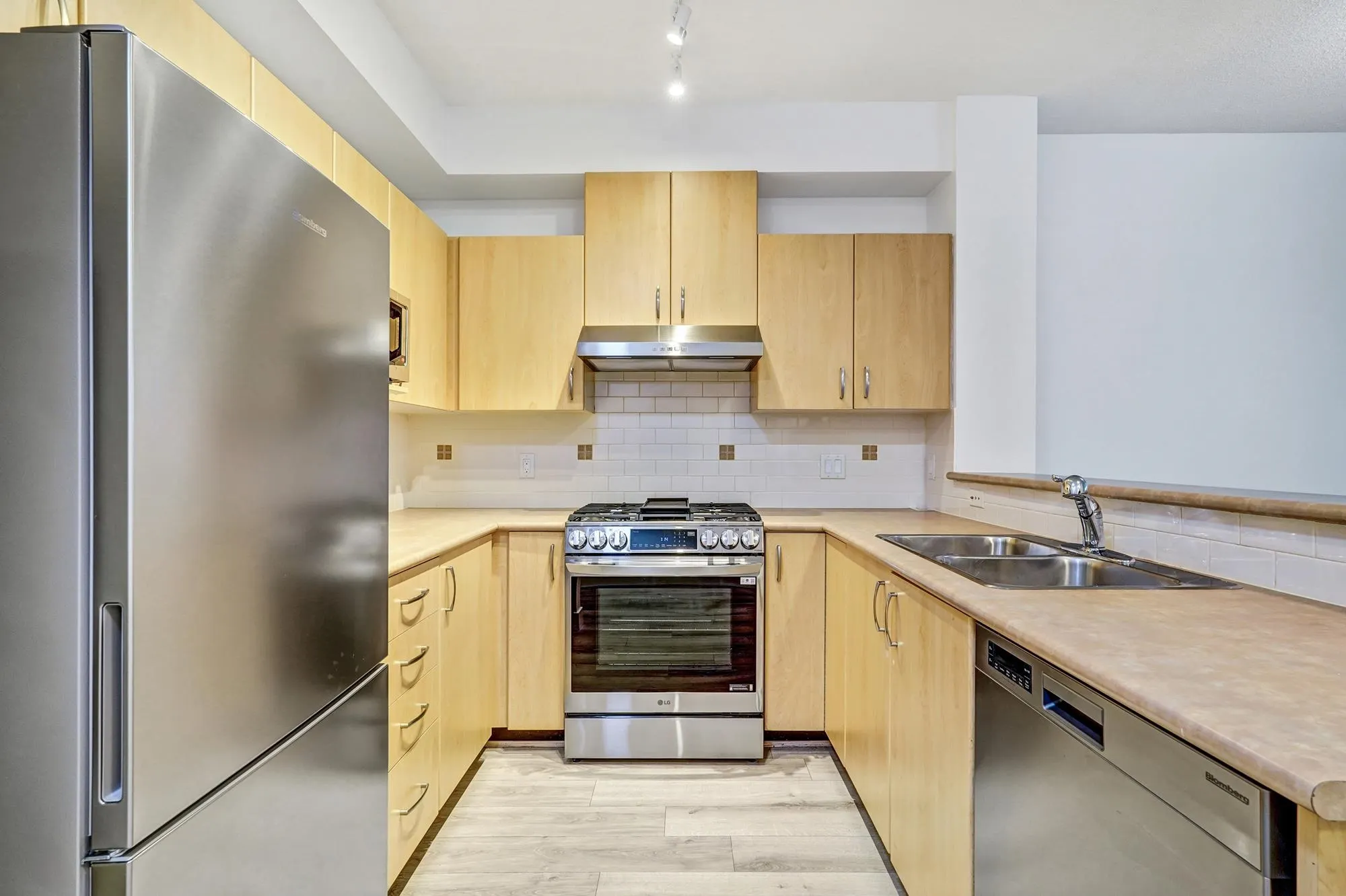 127 801 Klahanie Drive