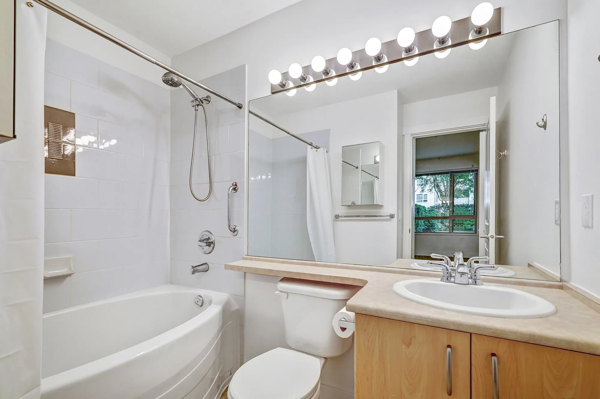 127 801 Klahanie Drive