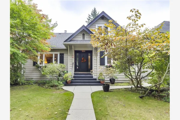 3238 W King Edward Avenue