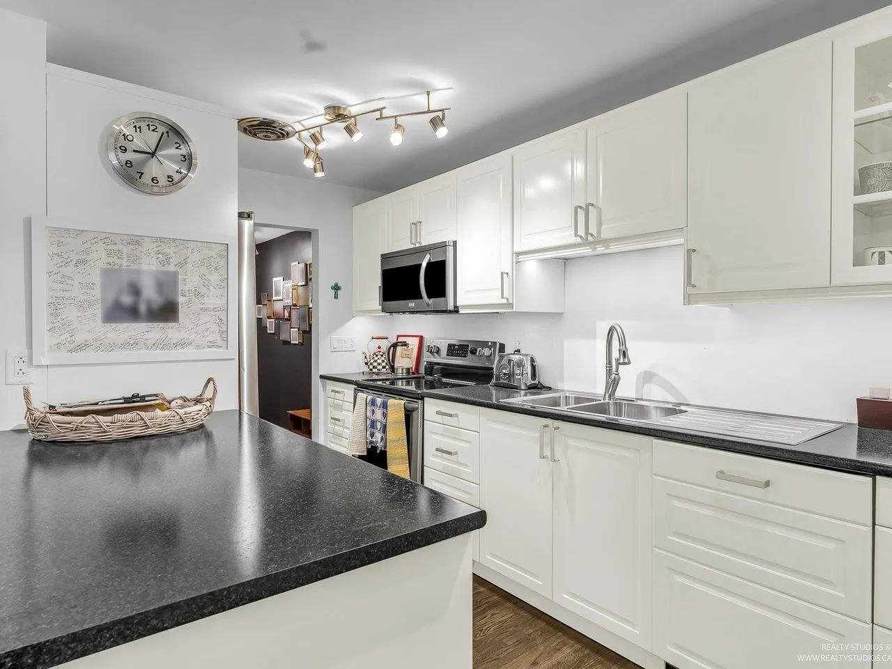 3 2146 W 43rd Avenue