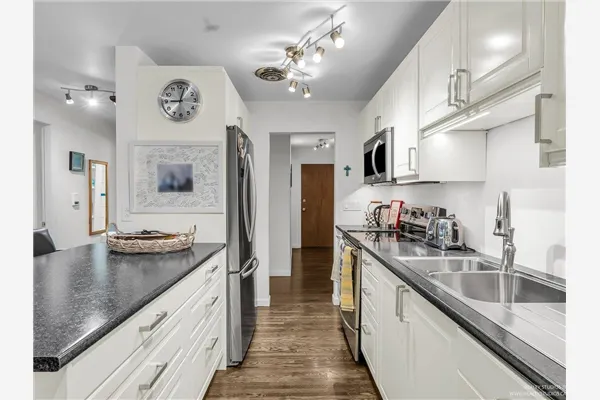 3 2146 W 43rd Avenue