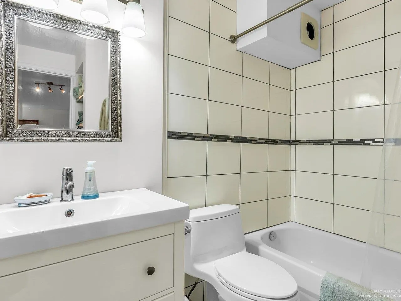 3 2146 W 43rd Avenue