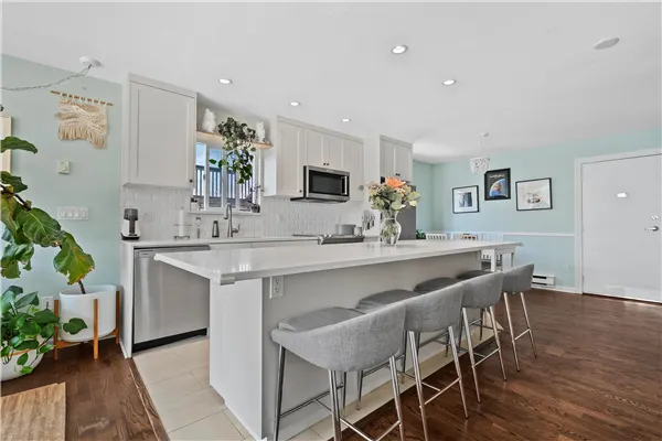 305 2110 Cornwall Avenue