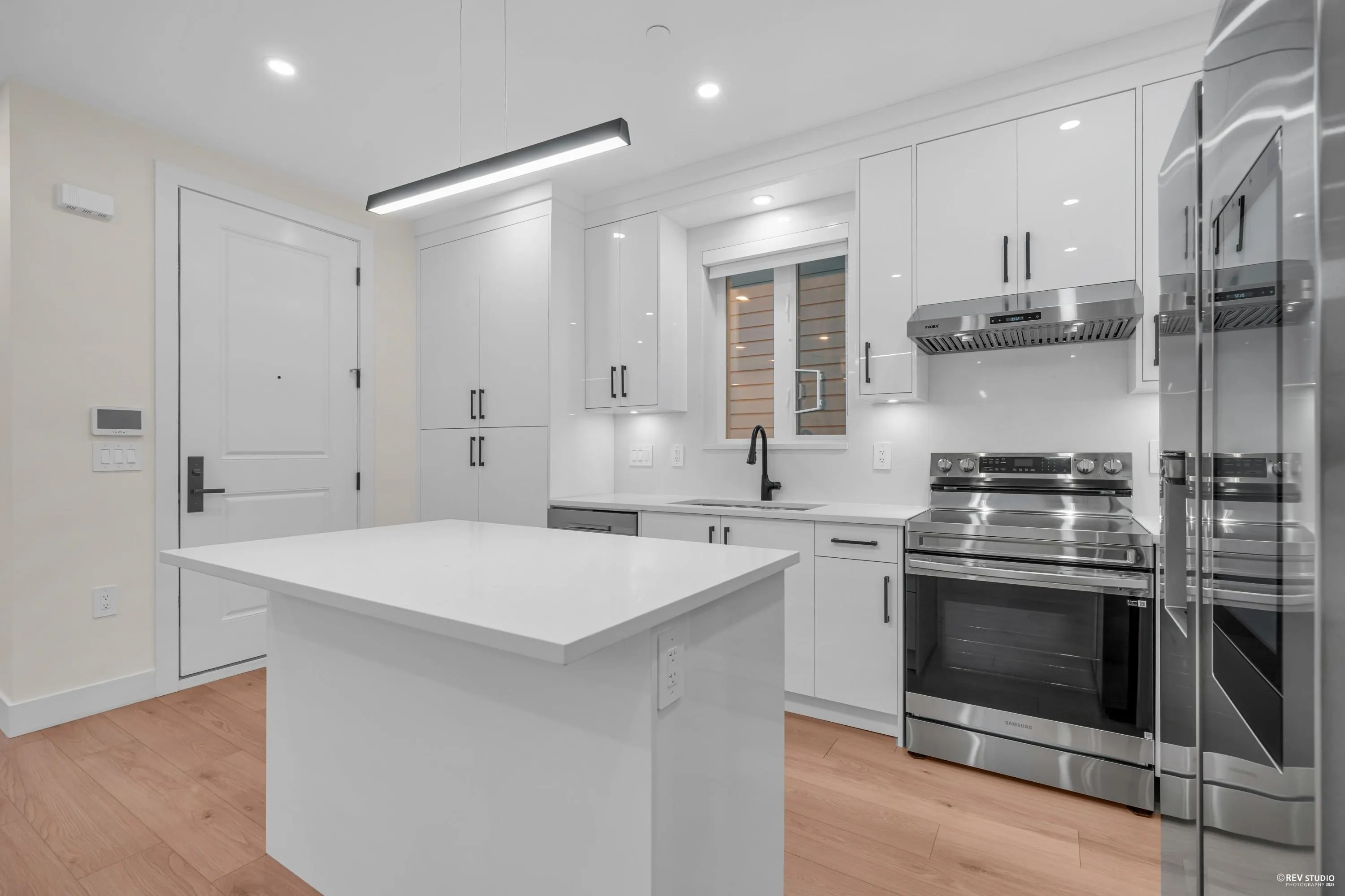 1 3090 Vanness Avenue