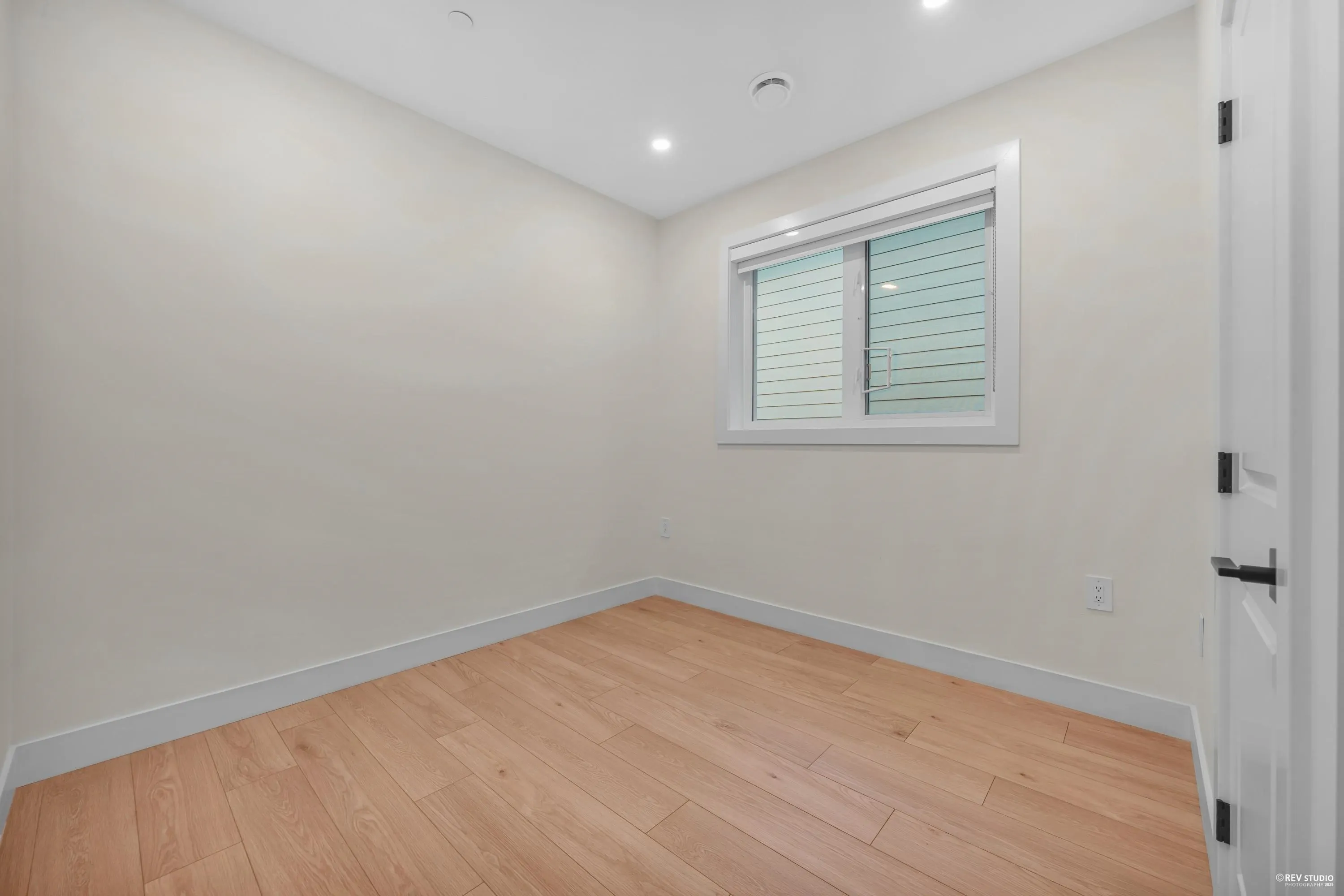 1 3090 Vanness Avenue