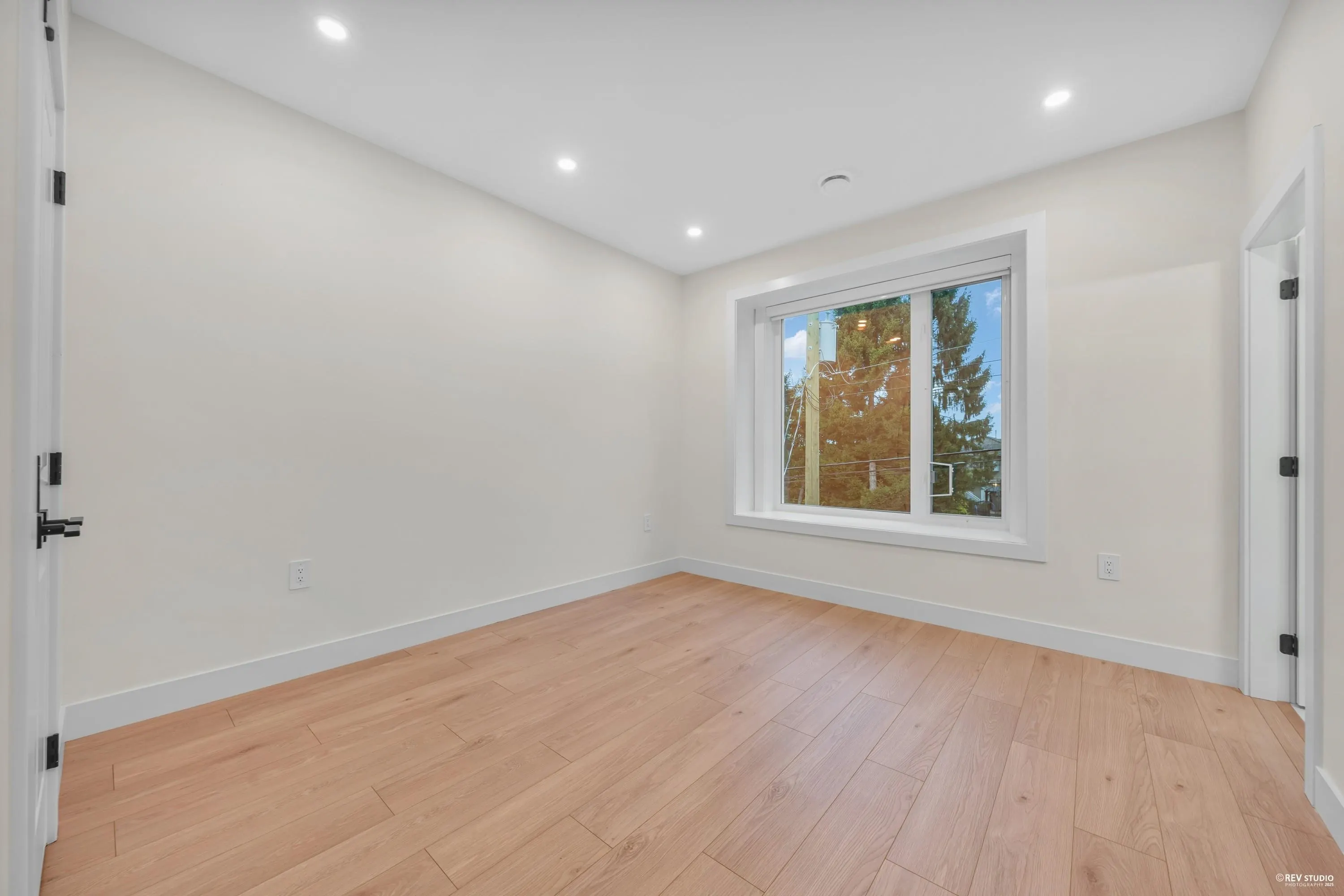 1 3090 Vanness Avenue