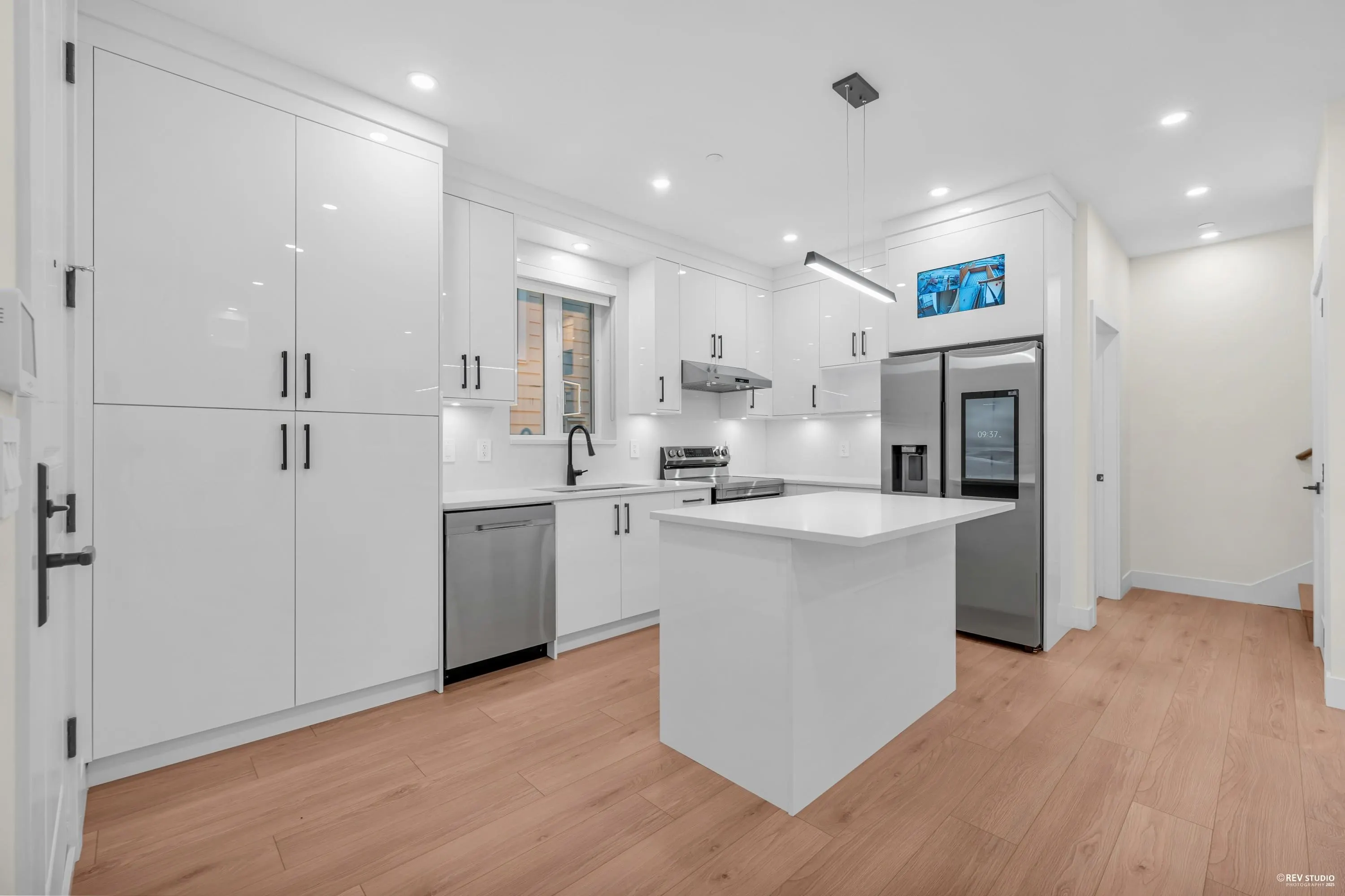 1 3090 Vanness Avenue