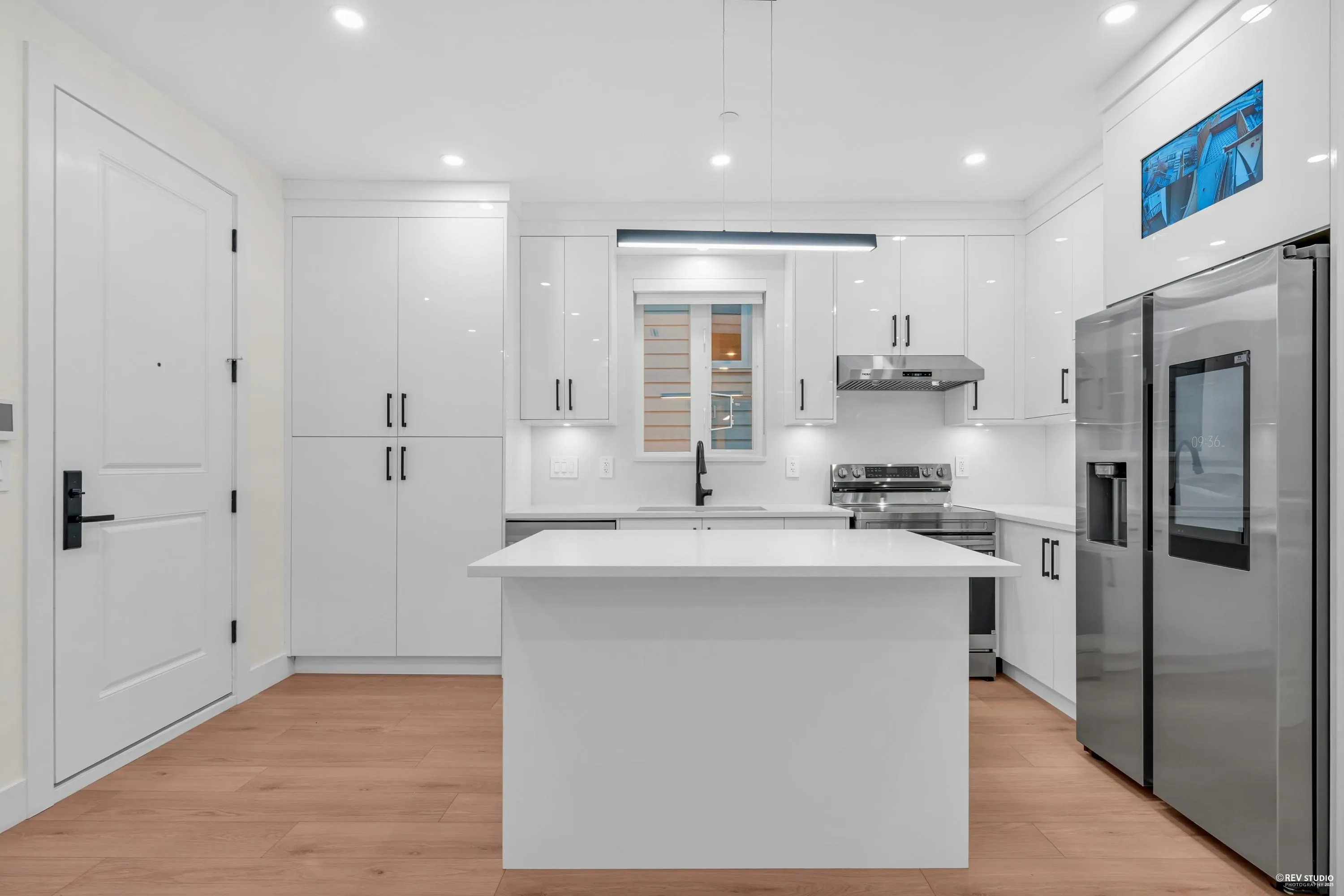 1 3090 Vanness Avenue