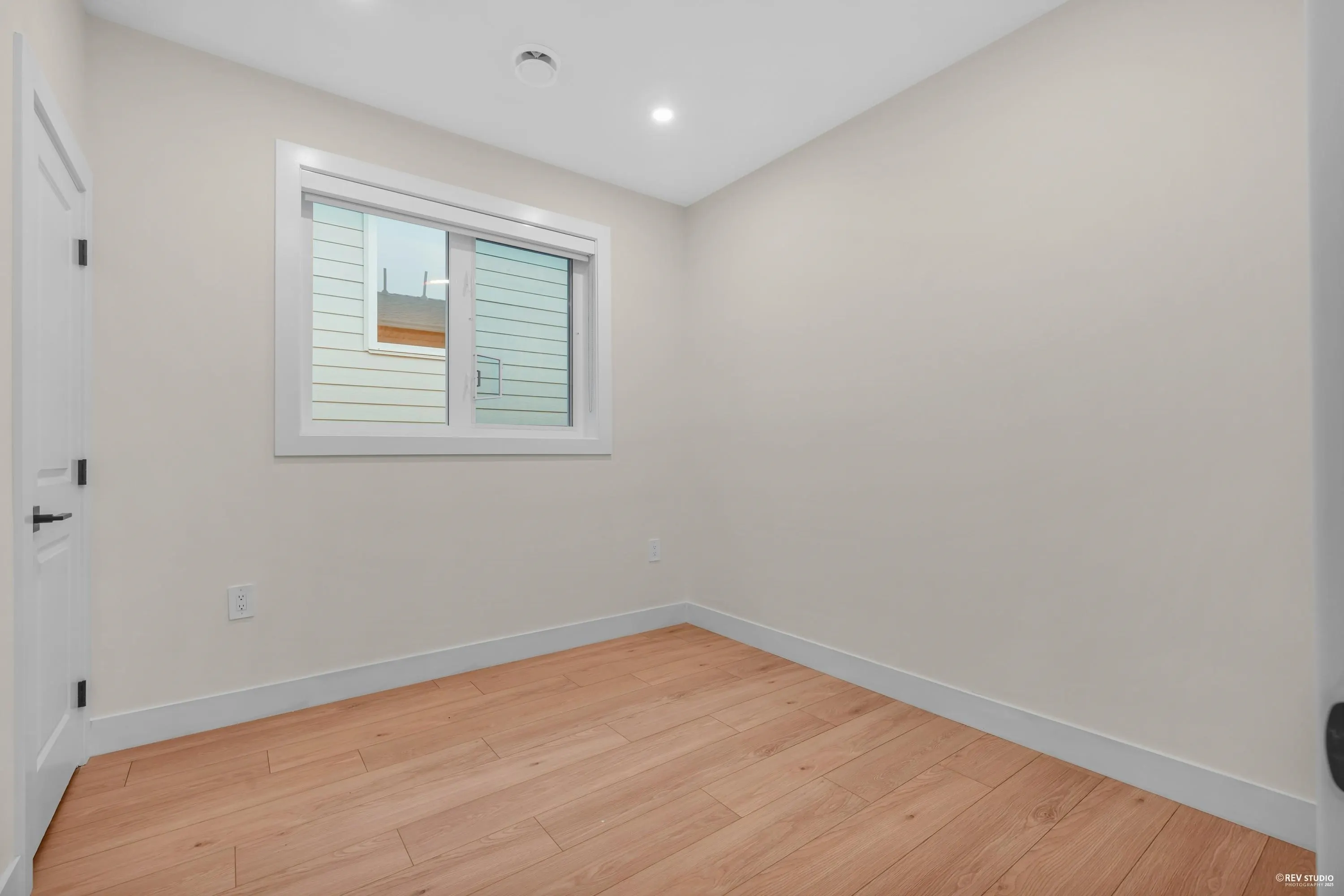 1 3090 Vanness Avenue