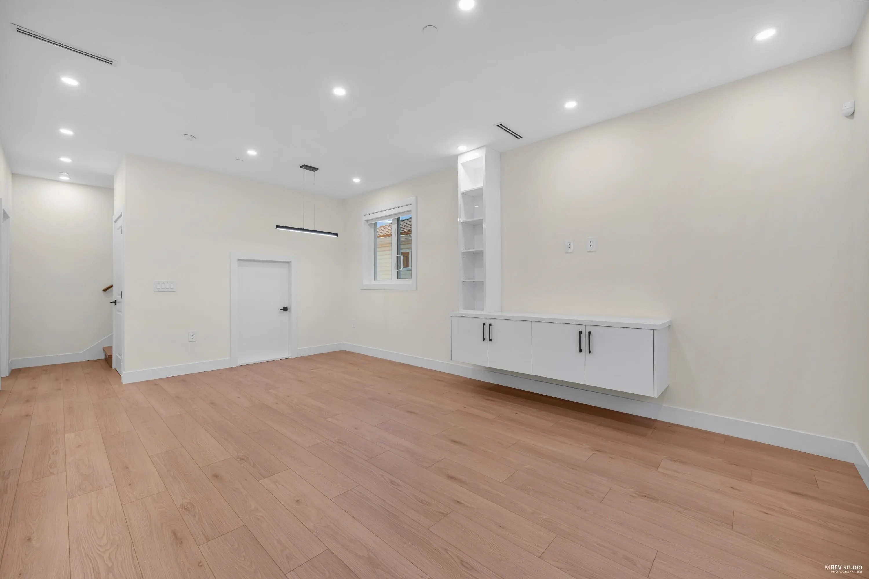 1 3090 Vanness Avenue