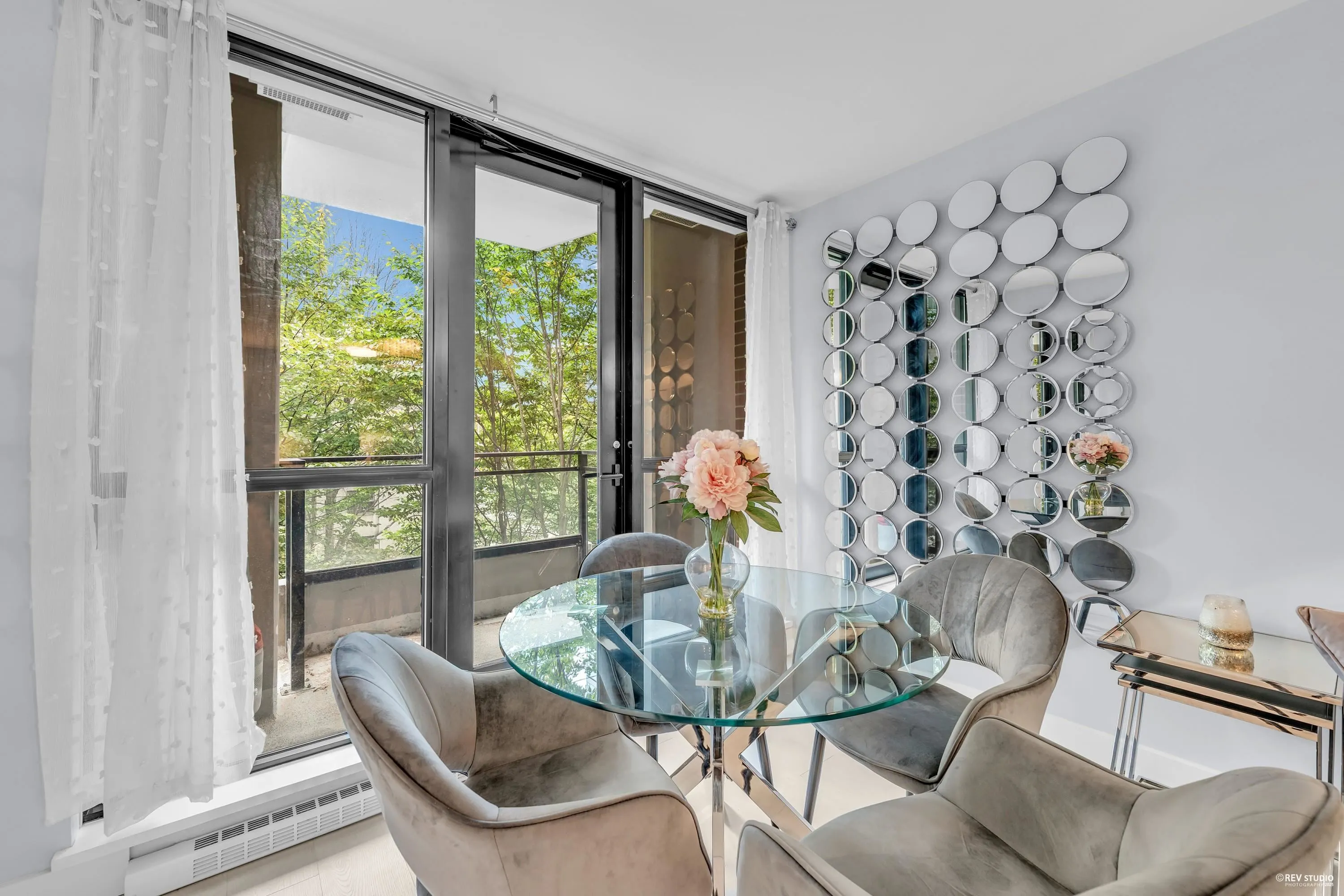 410 909 Mainland Street