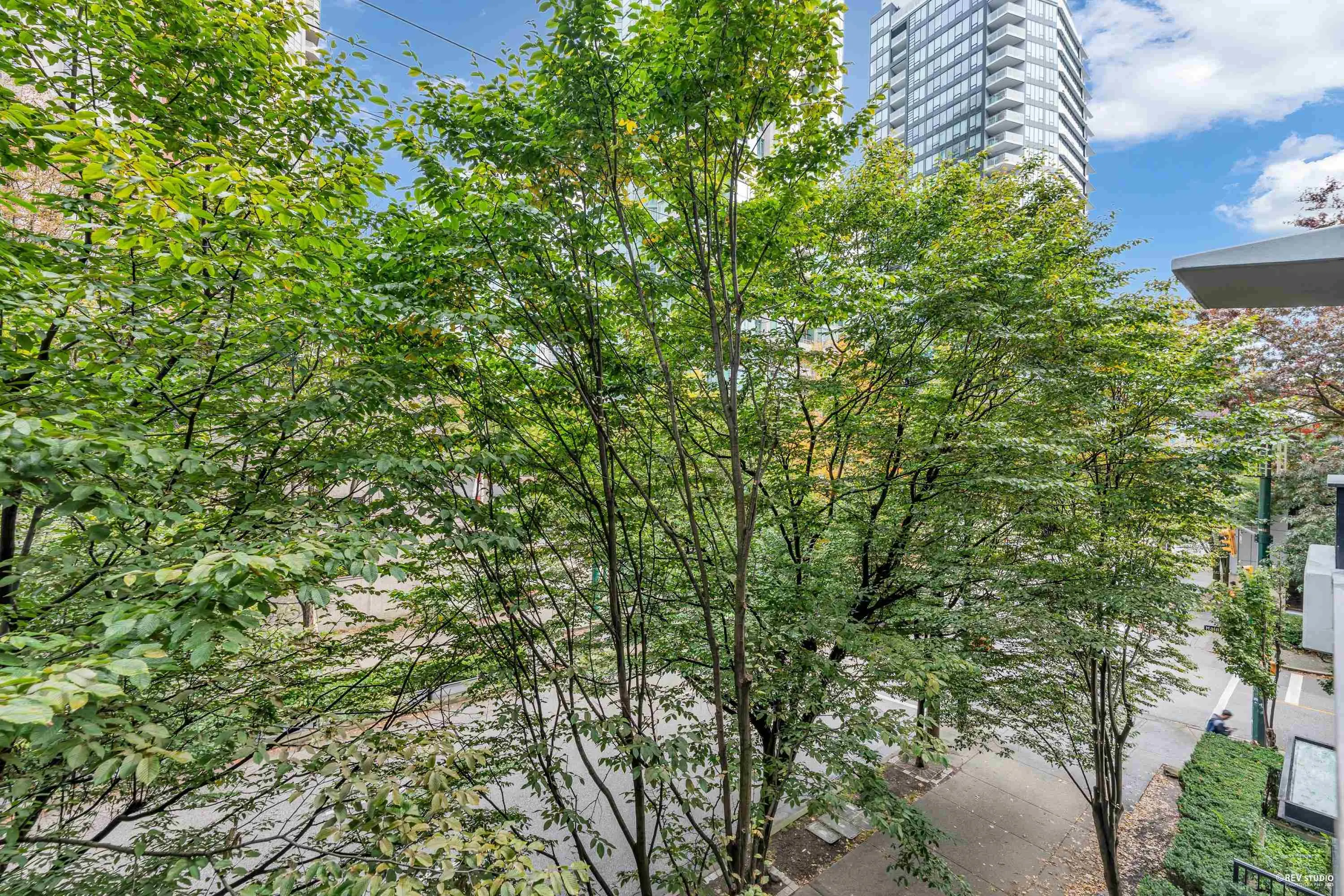 410 909 Mainland Street