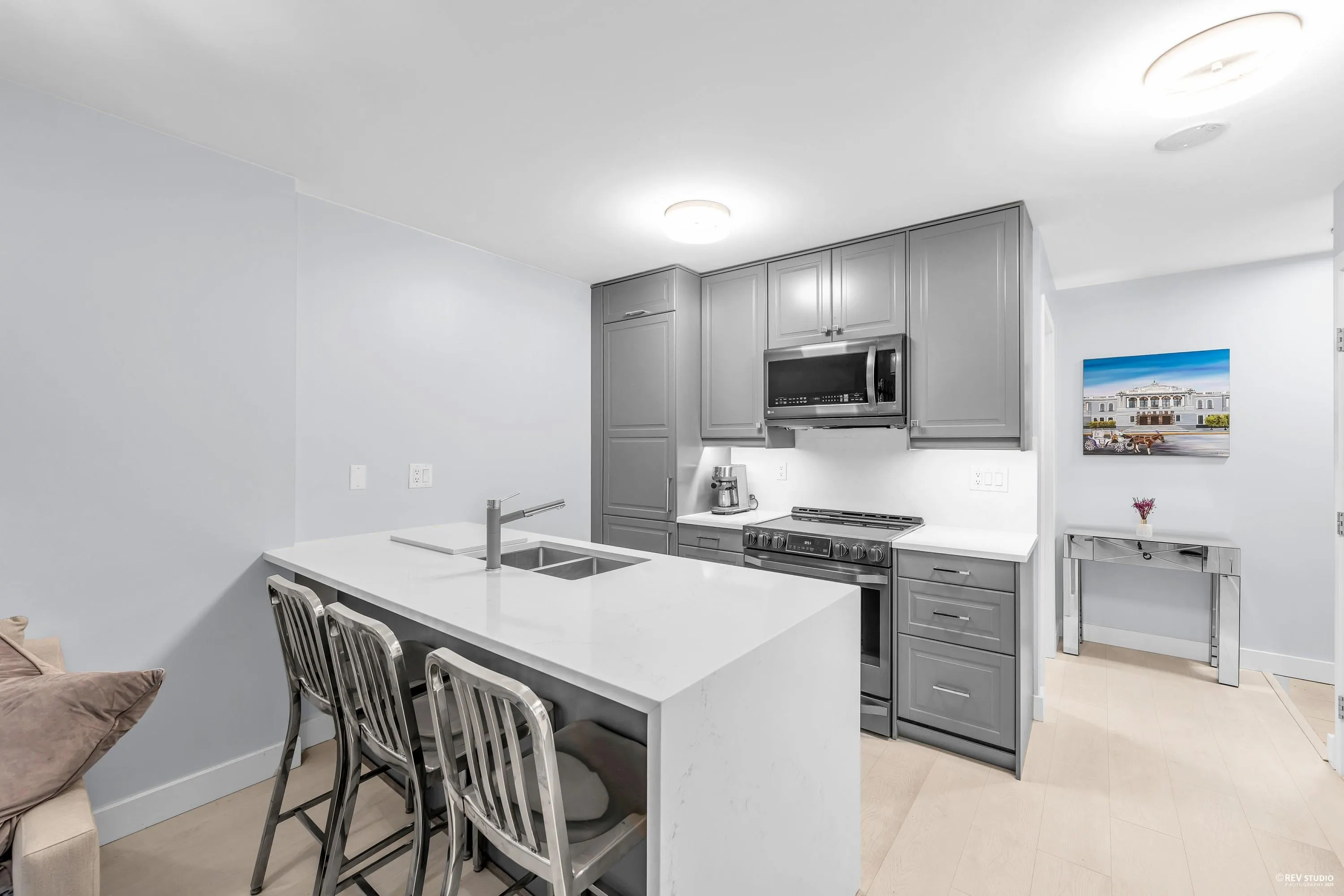 410 909 Mainland Street