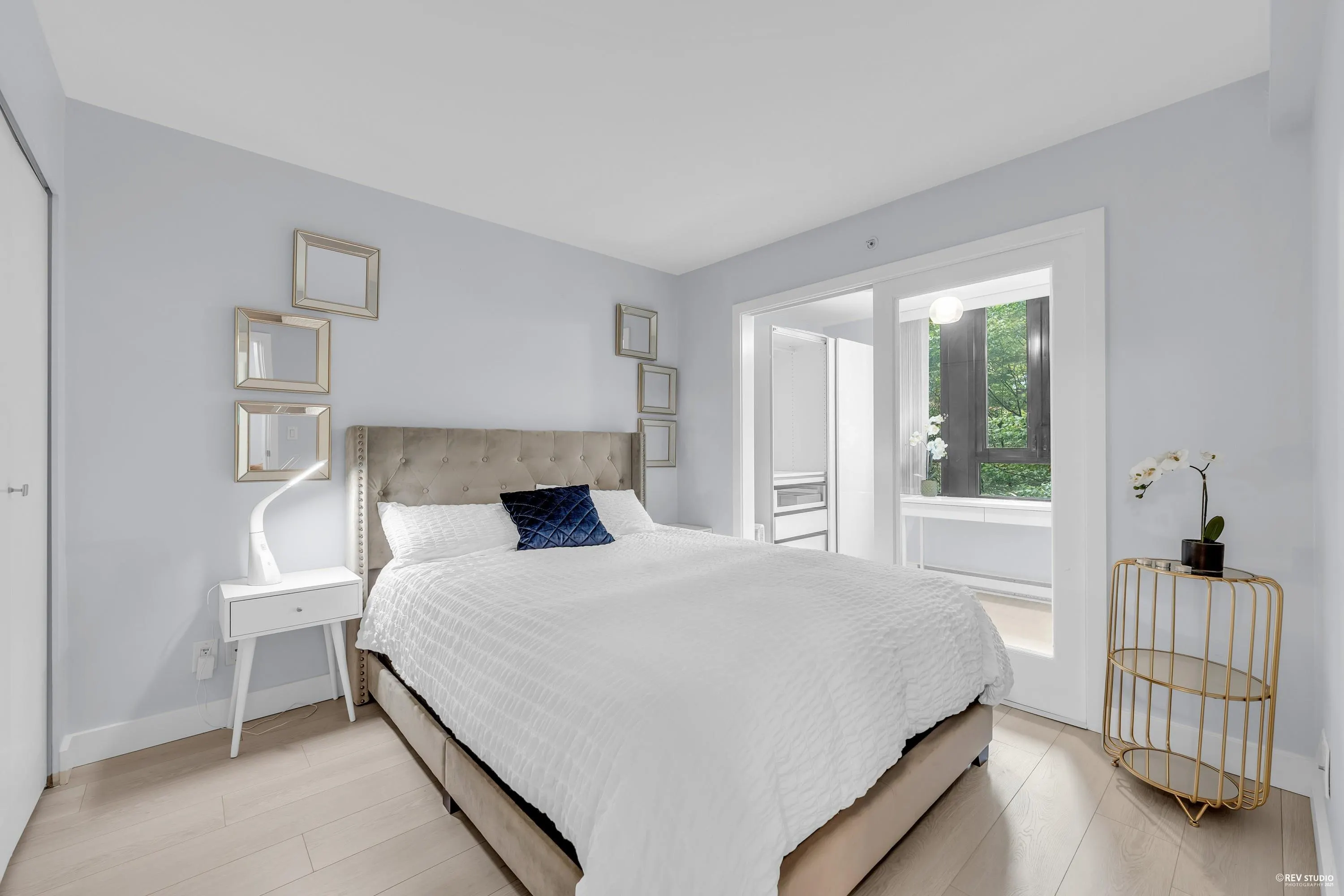 410 909 Mainland Street