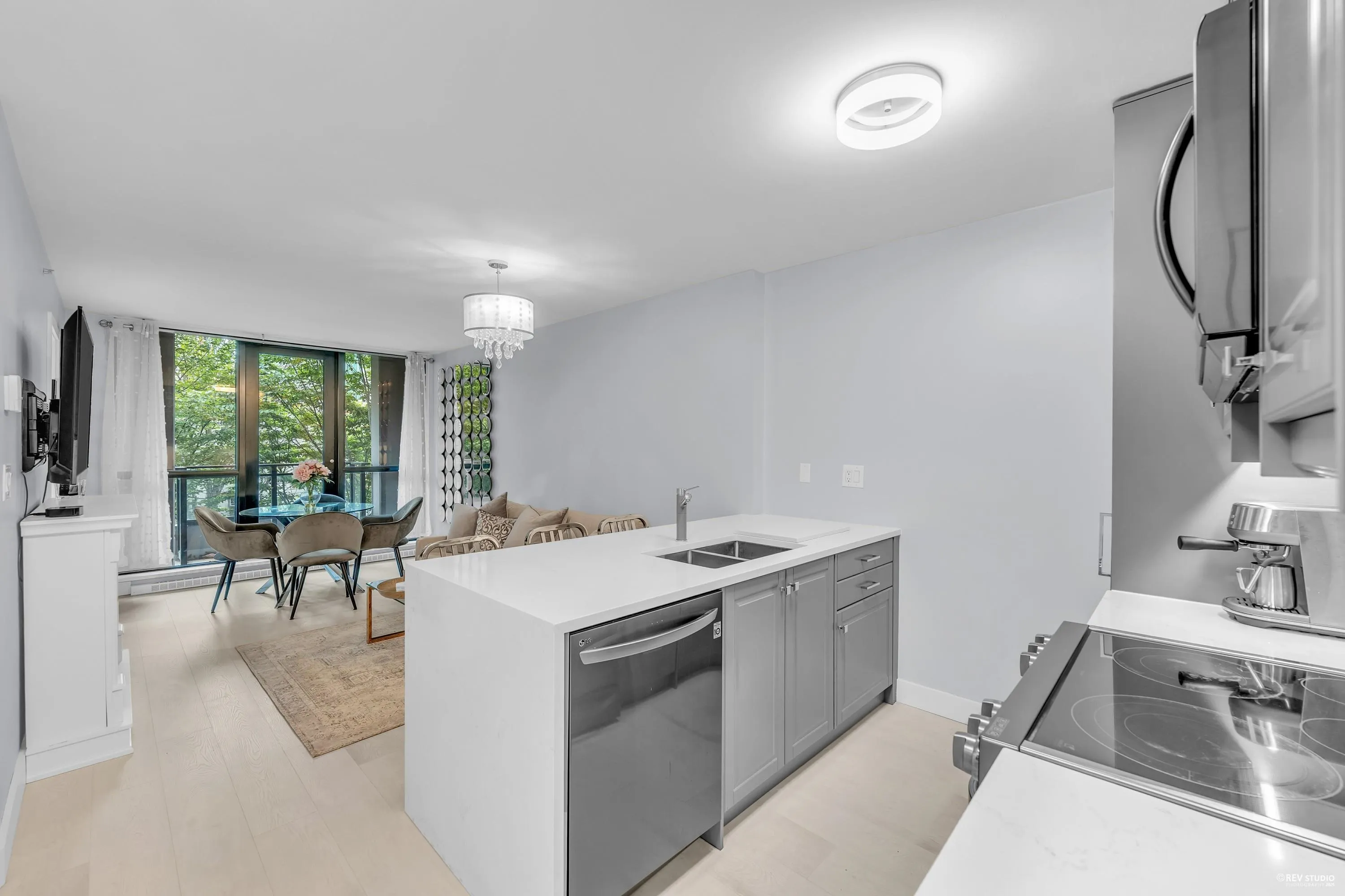 410 909 Mainland Street