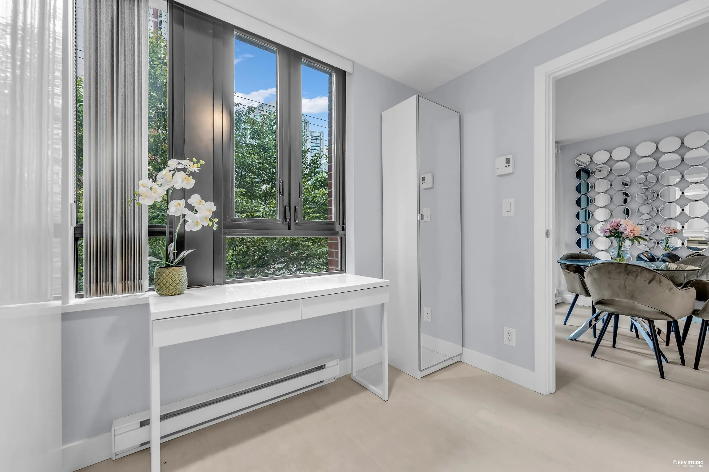 410 909 Mainland Street