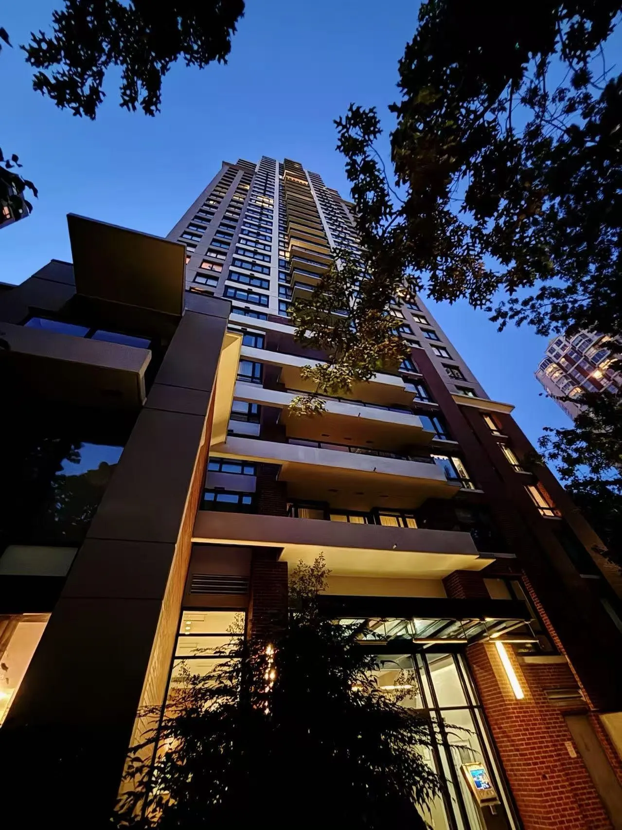 410 909 Mainland Street