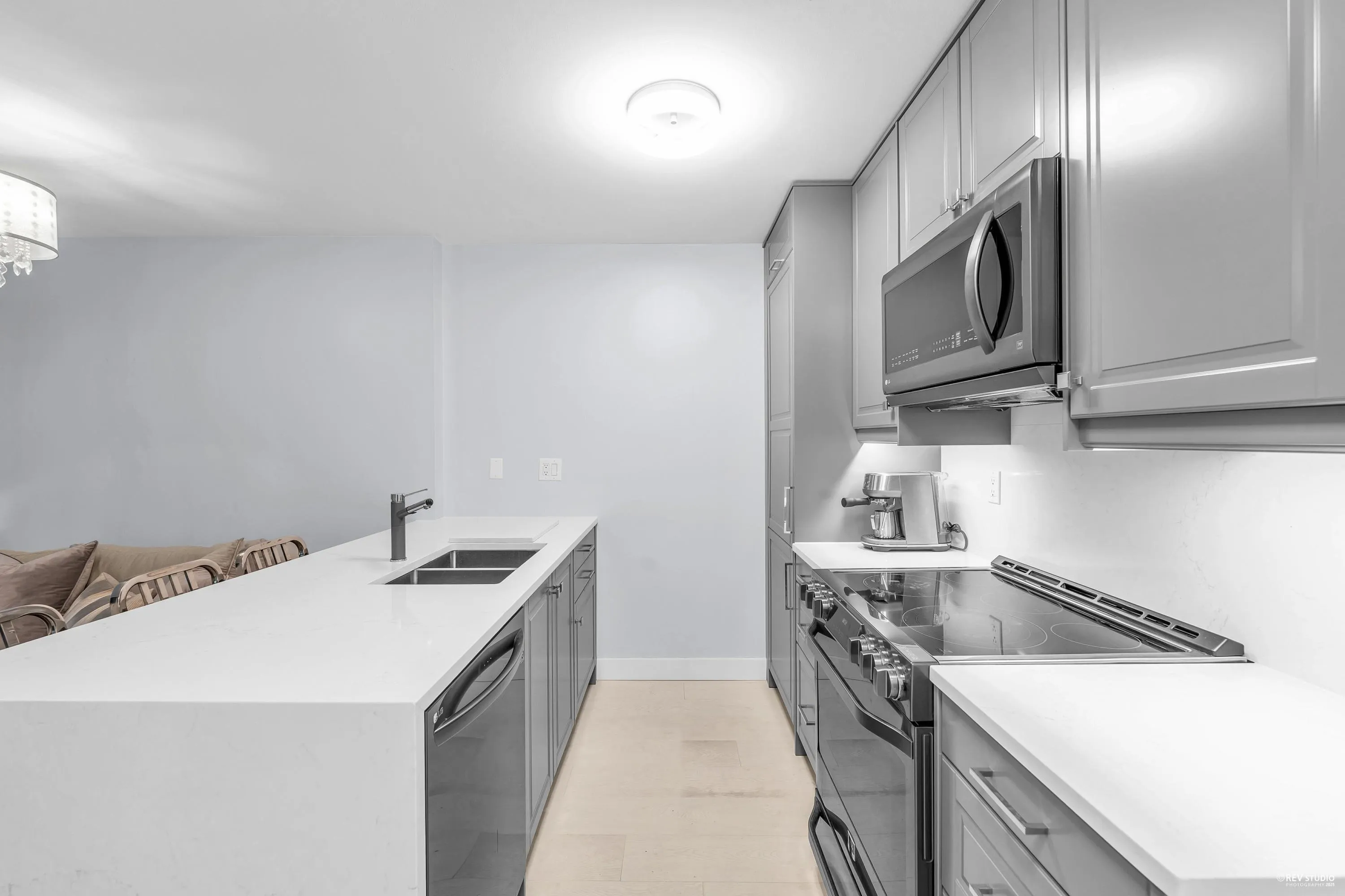 410 909 Mainland Street