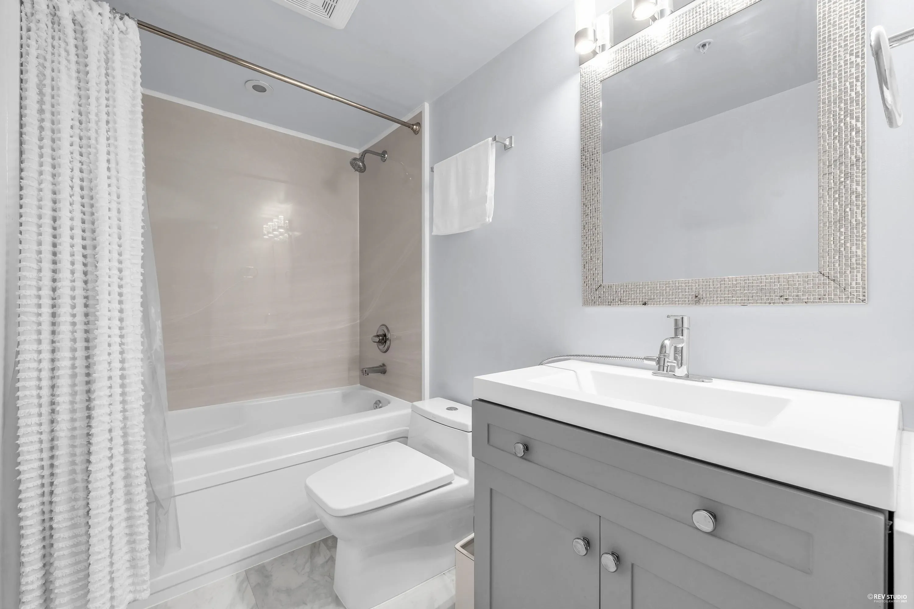 410 909 Mainland Street