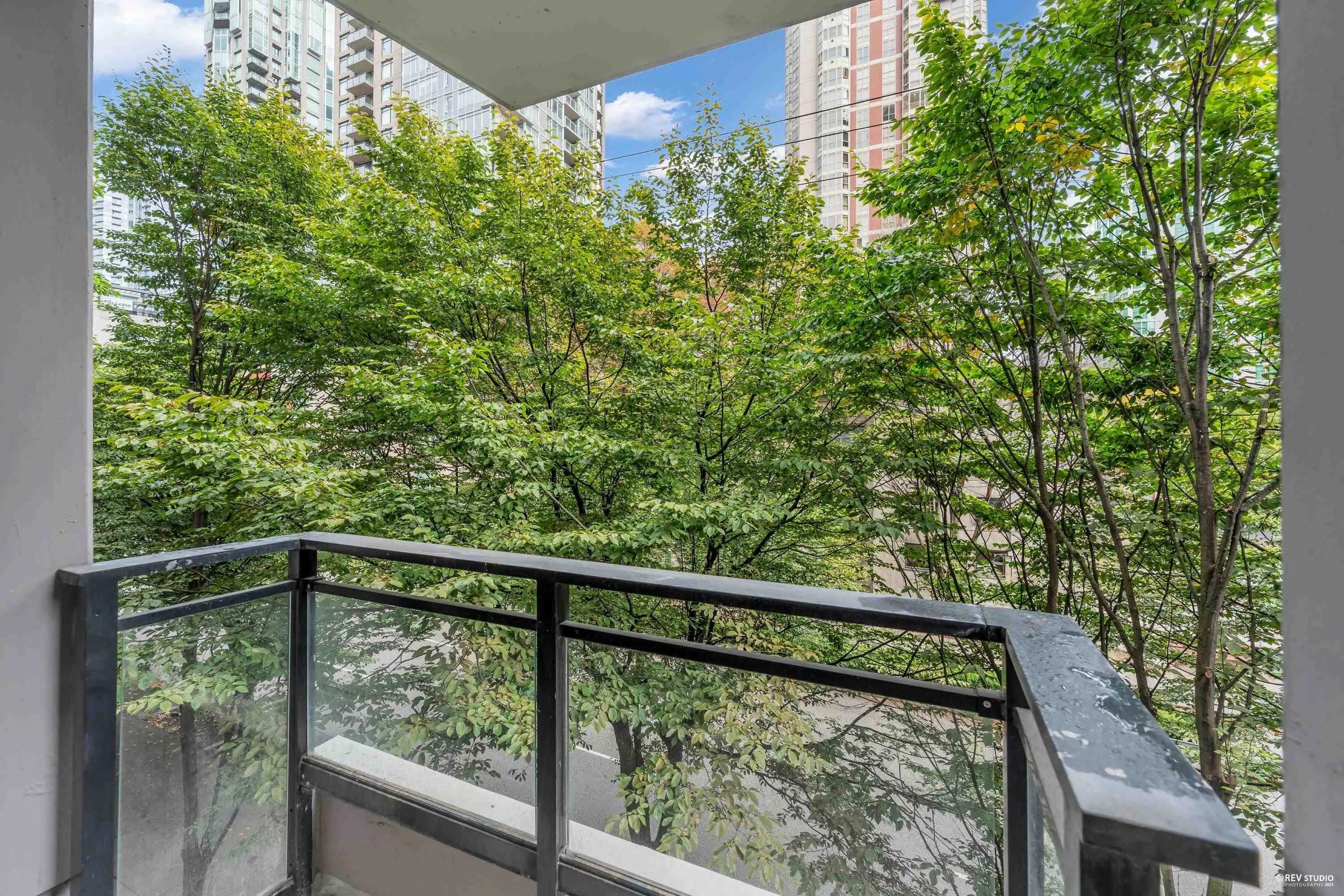 410 909 Mainland Street