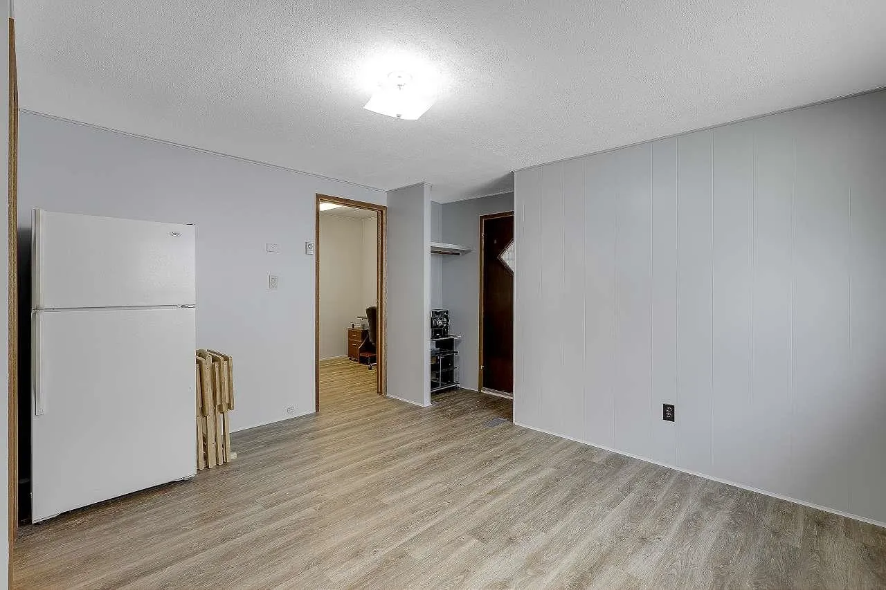 43 15875 20 Avenue