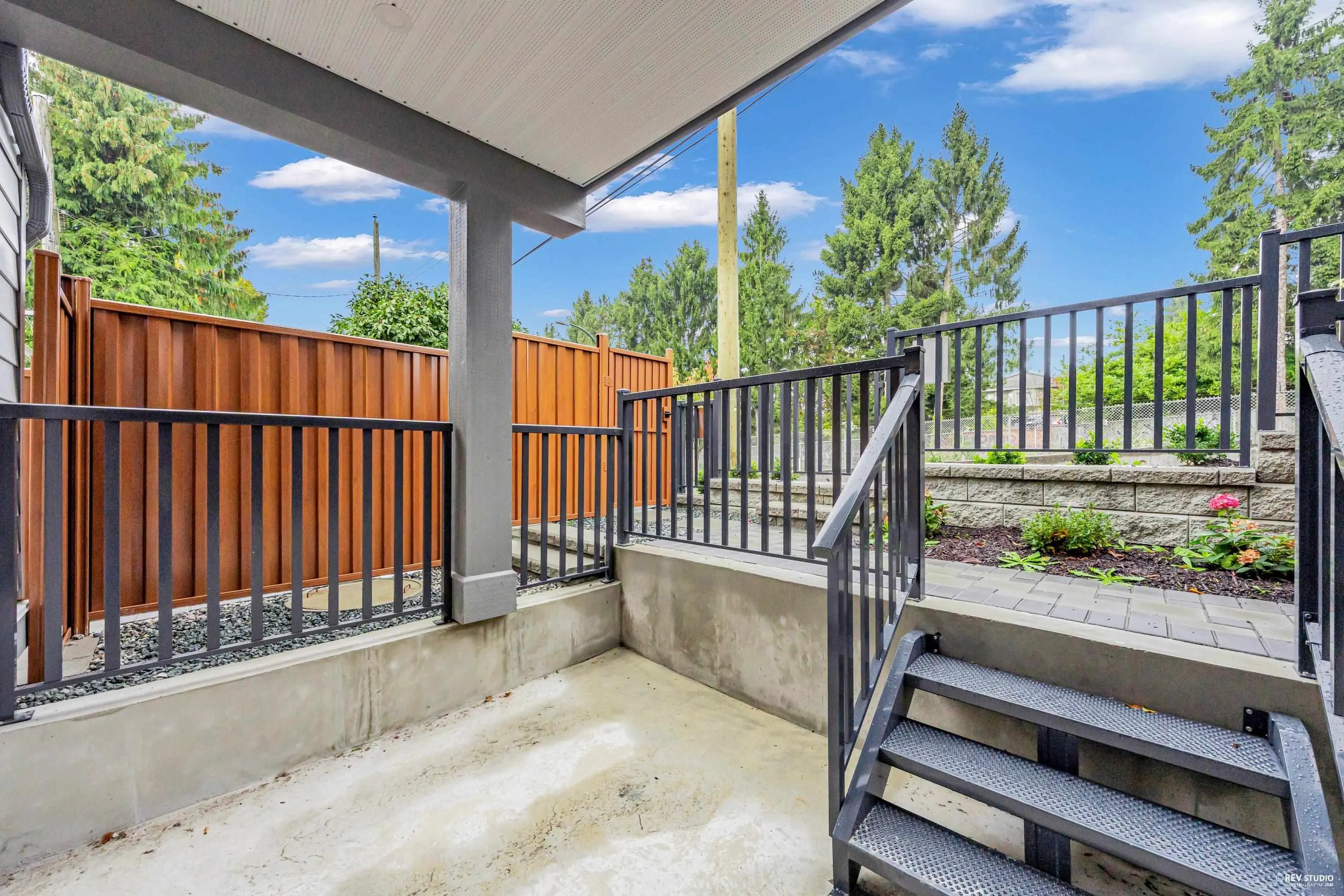 2 3090 Vanness Avenue