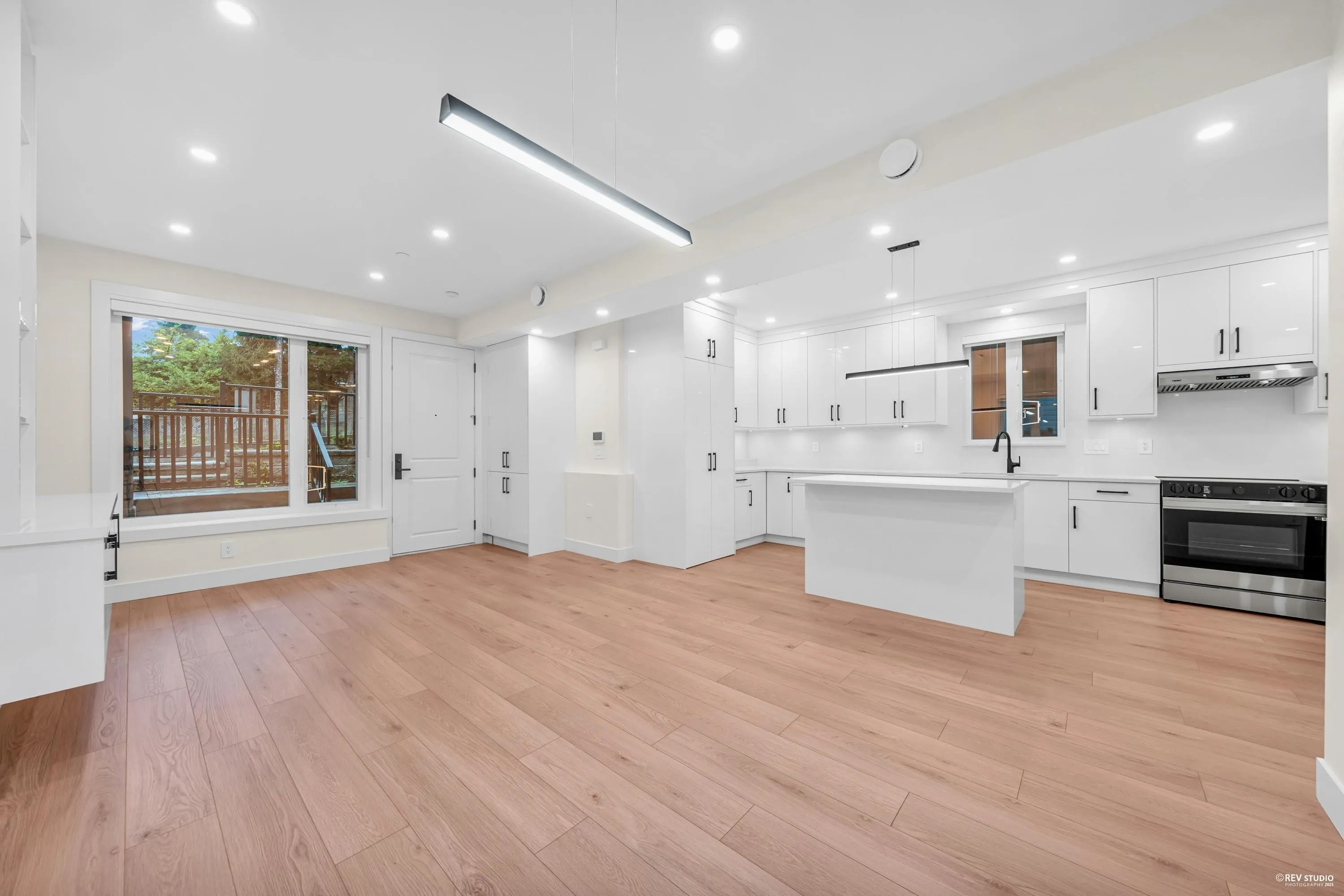 2 3090 Vanness Avenue