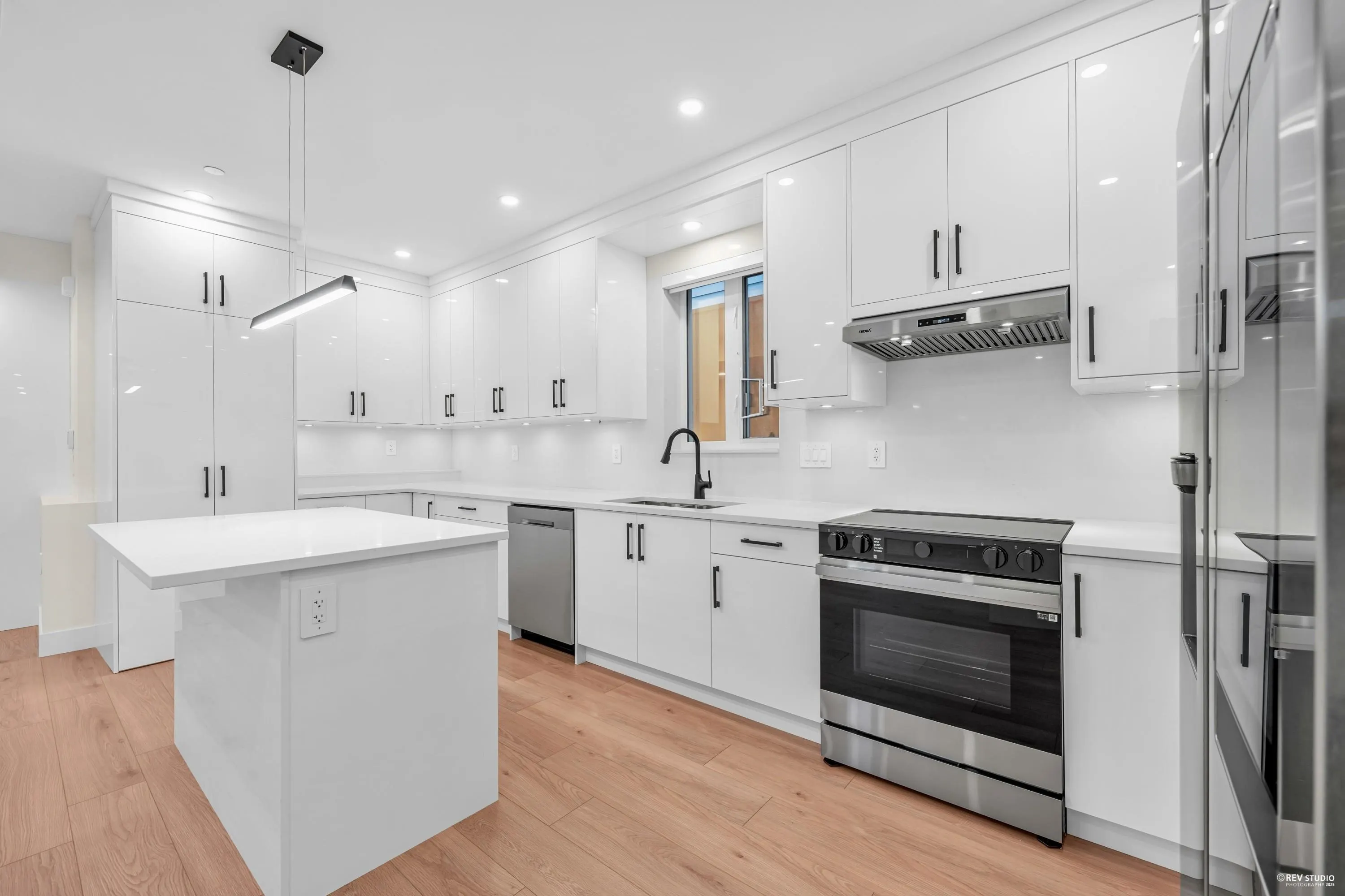 2 3090 Vanness Avenue