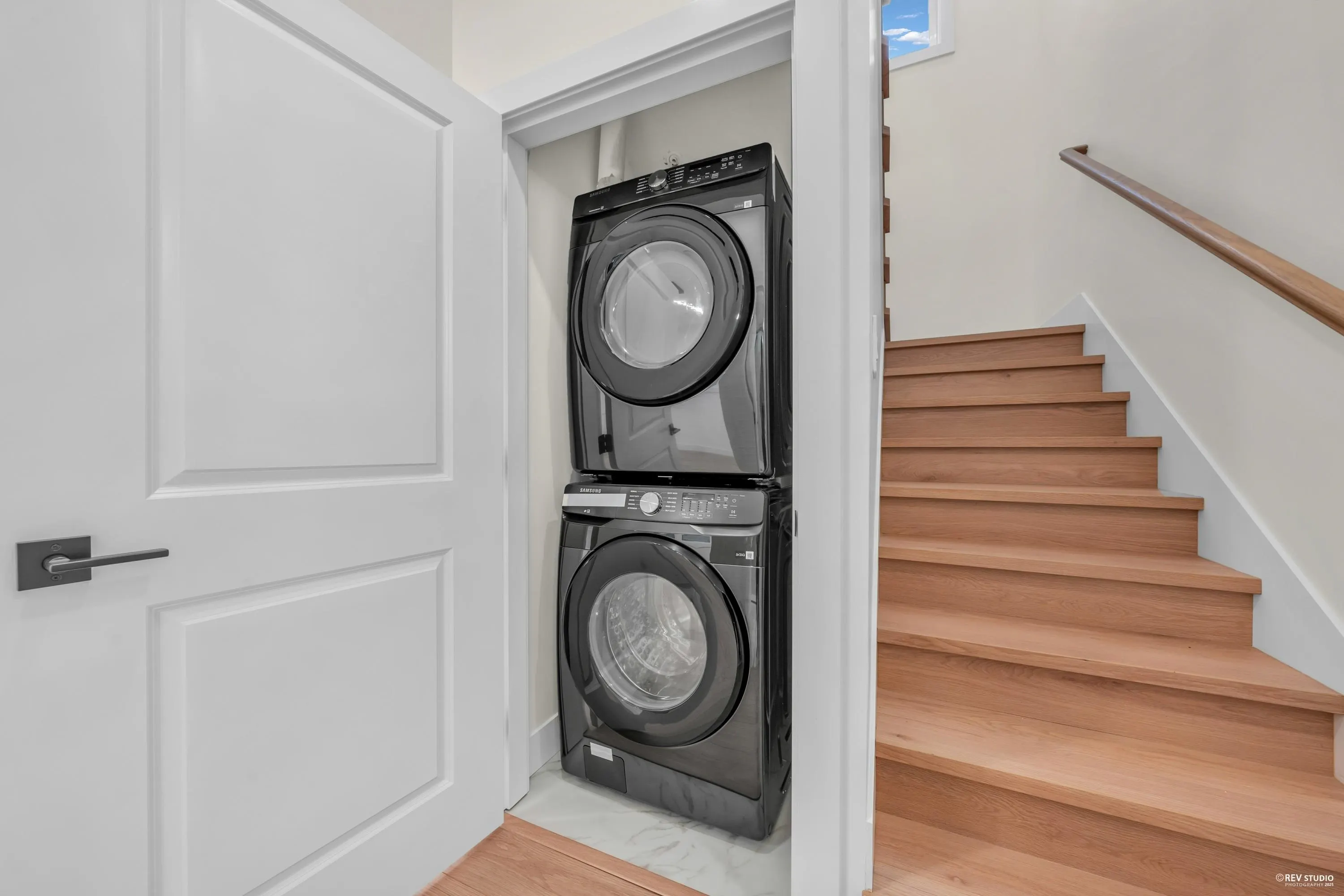 3 3090 Vanness Avenue