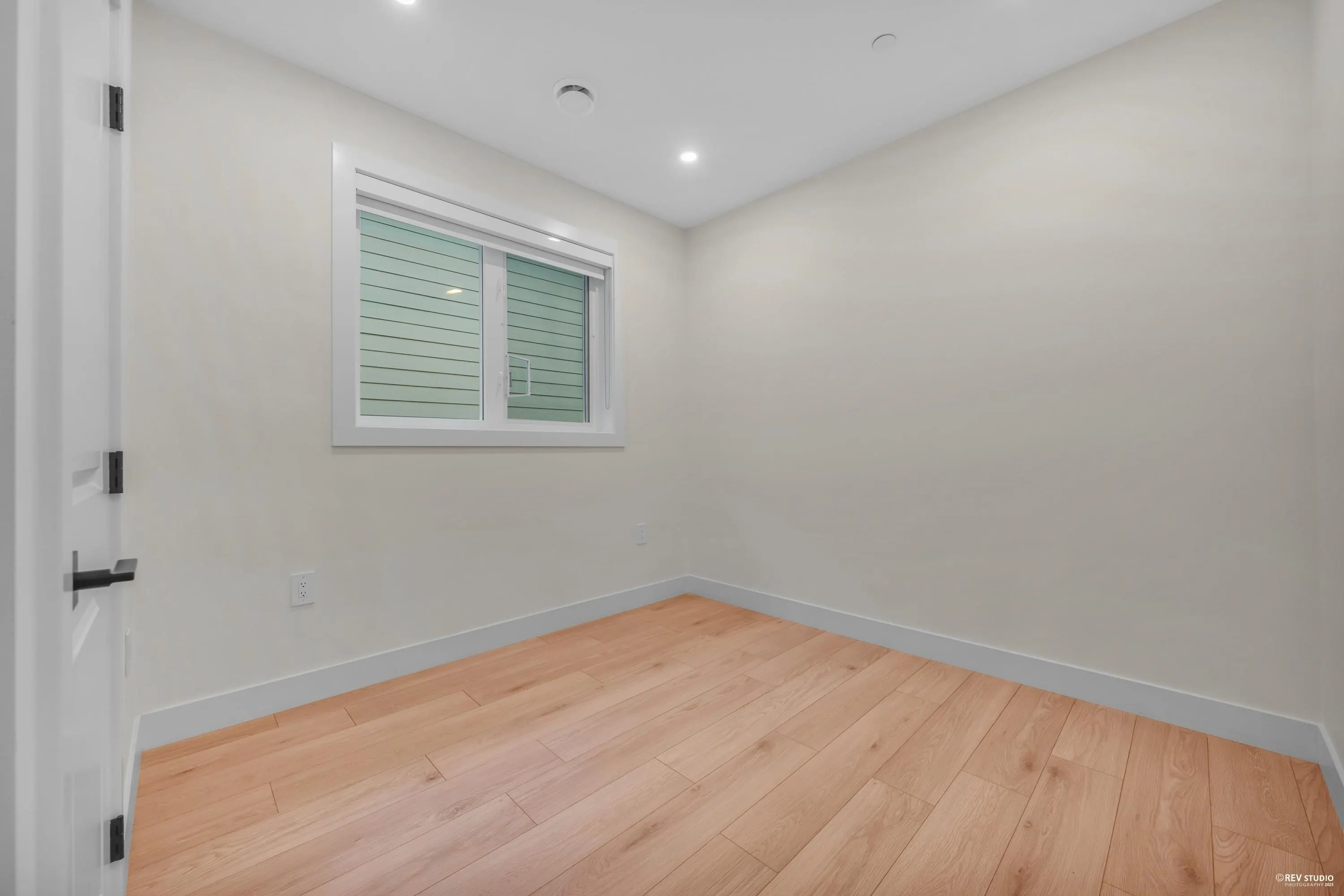 3 3090 Vanness Avenue