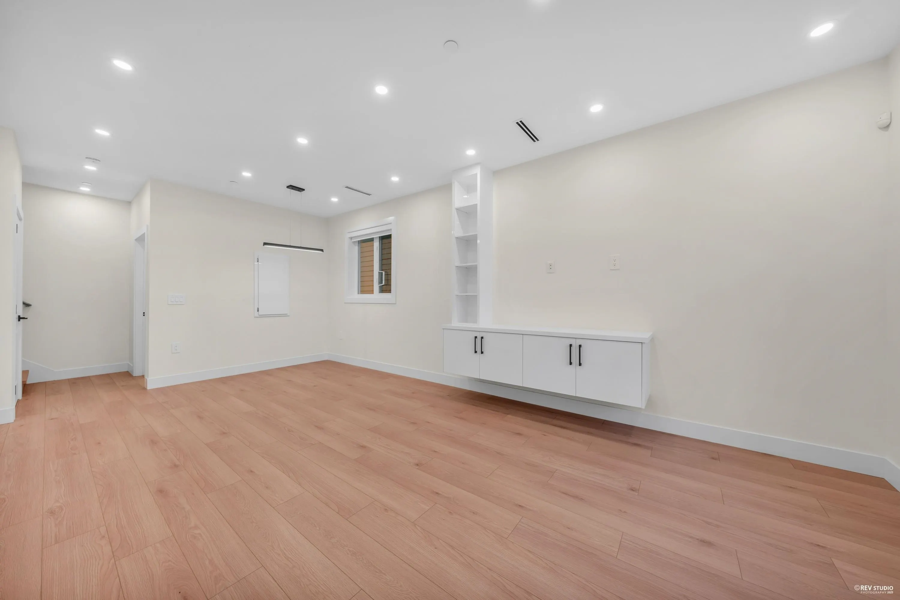 3 3090 Vanness Avenue