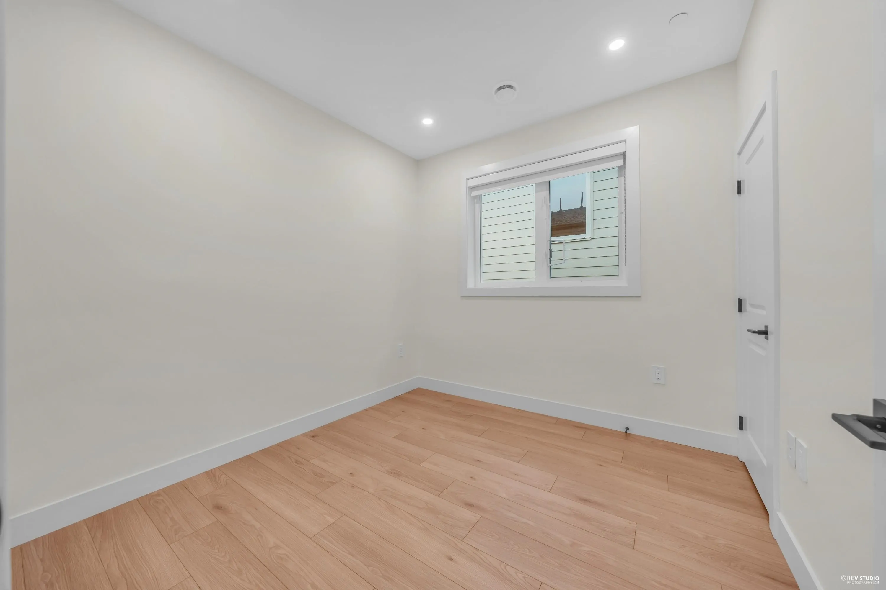 3 3090 Vanness Avenue