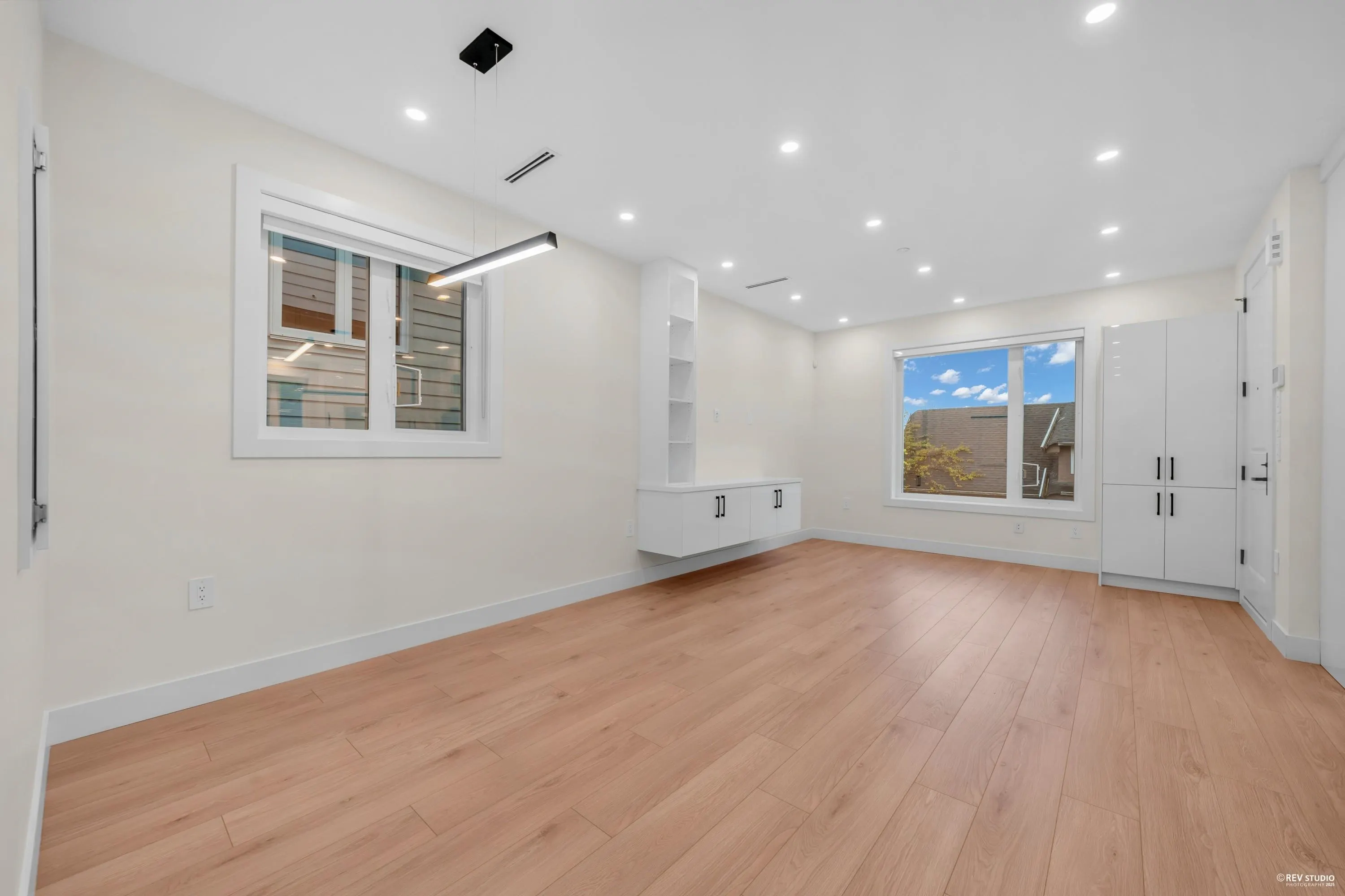 3 3090 Vanness Avenue