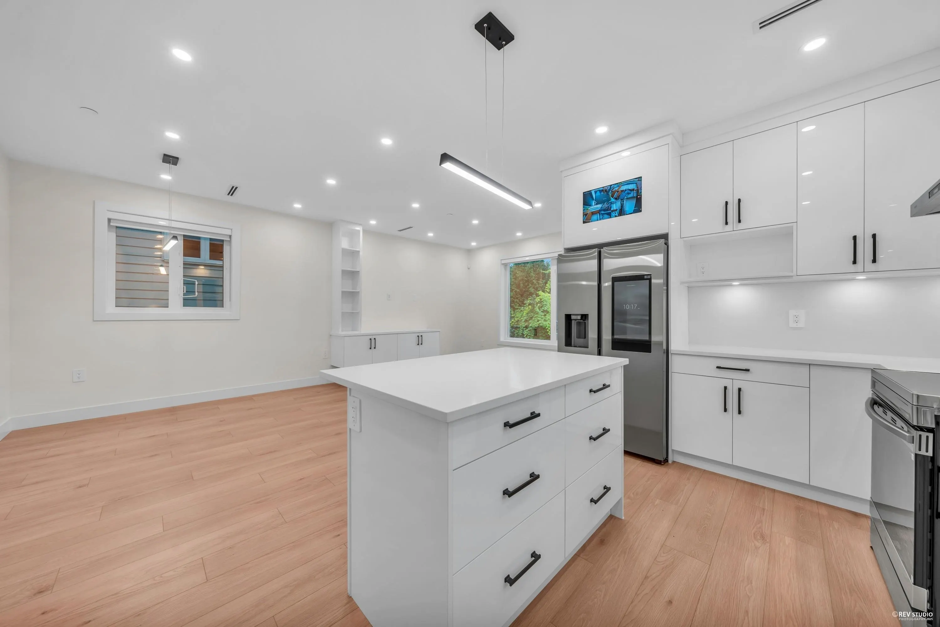 3 3090 Vanness Avenue