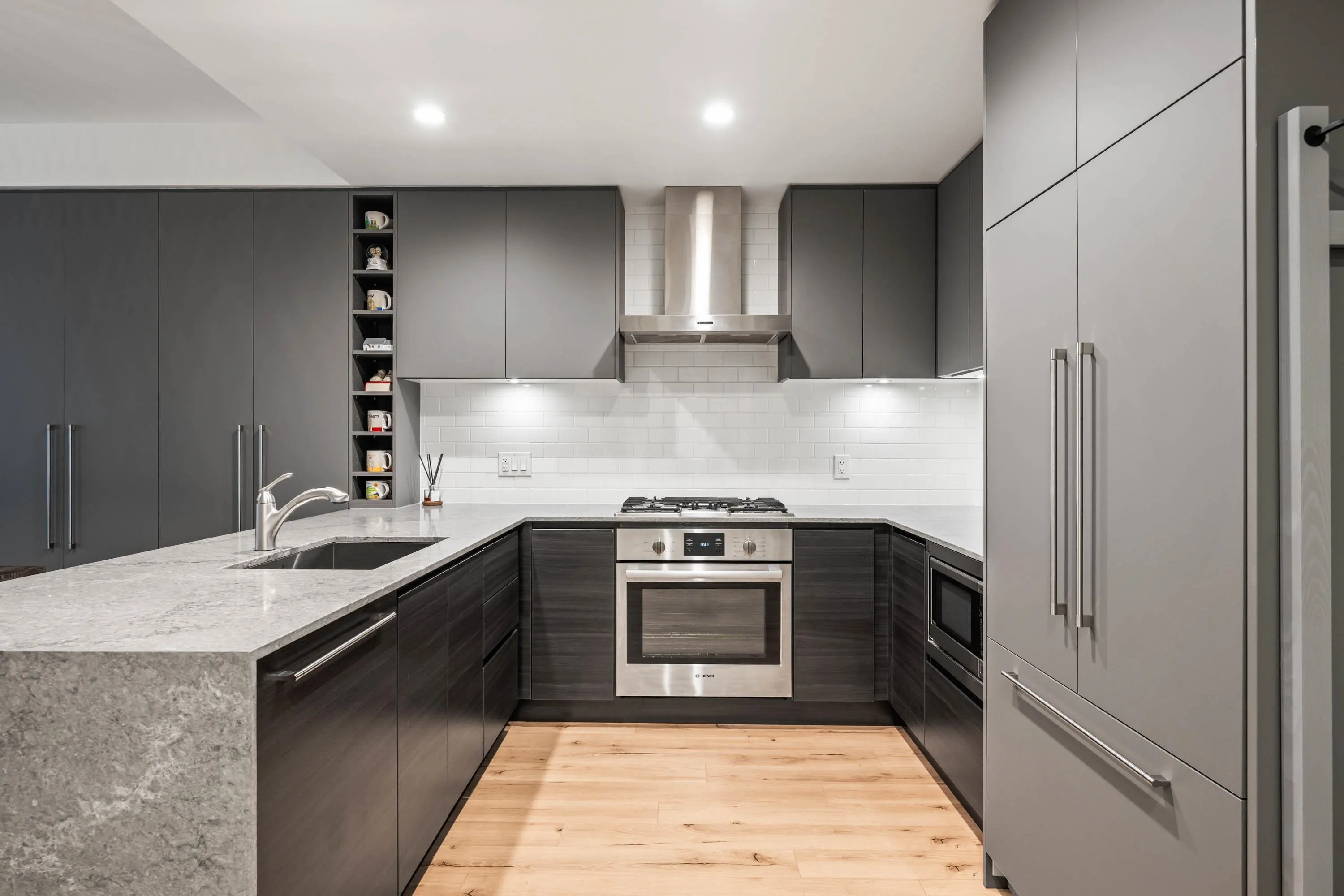 322 3131 Murray Street