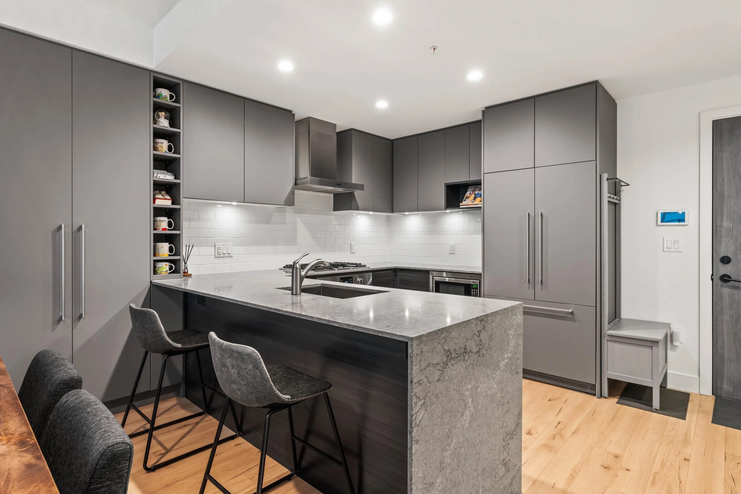 322 3131 Murray Street