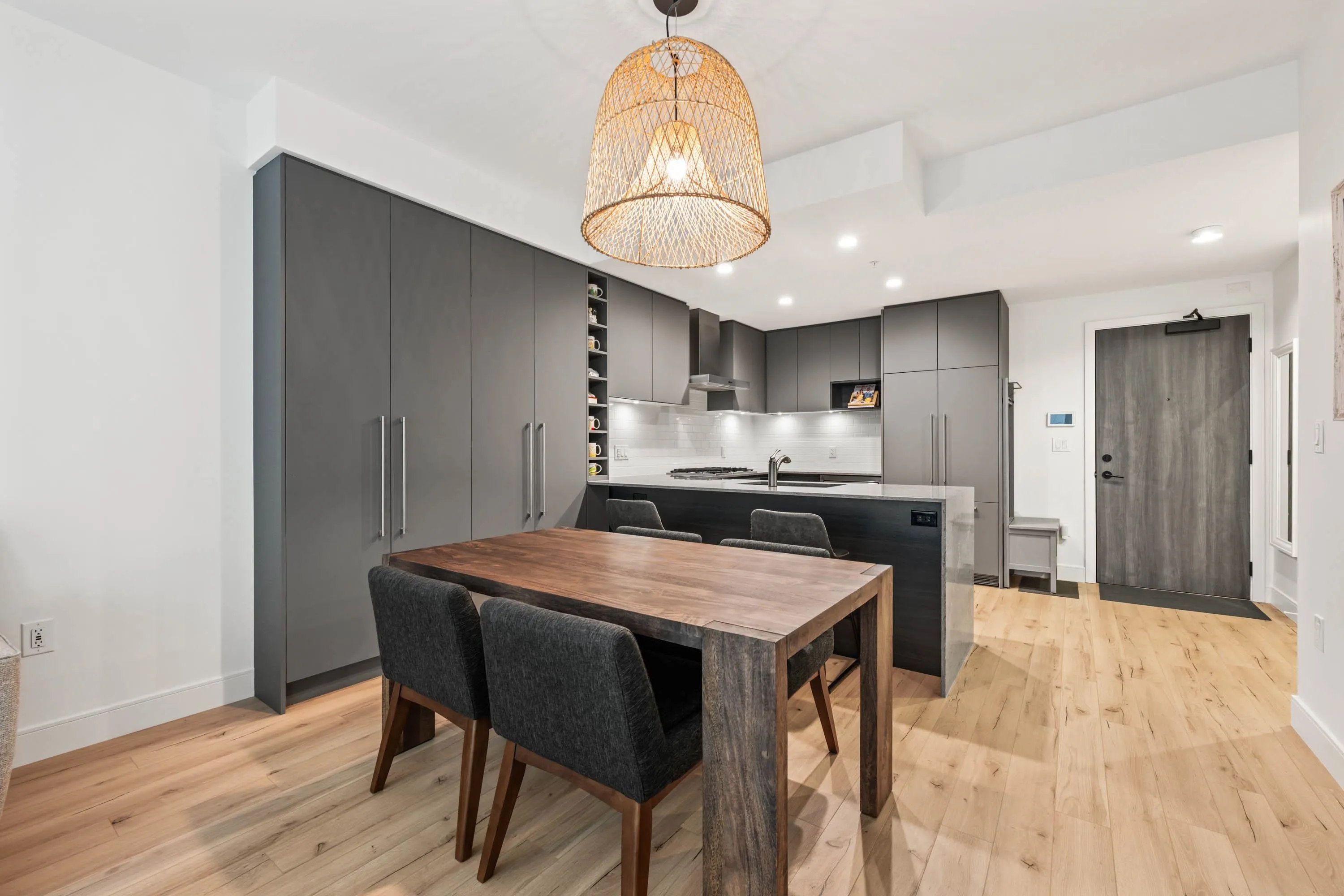 322 3131 Murray Street