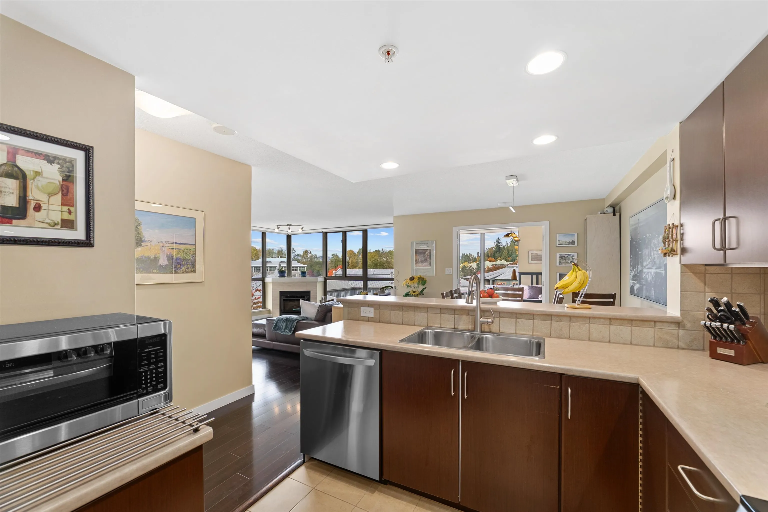 405 295 Guildford Way