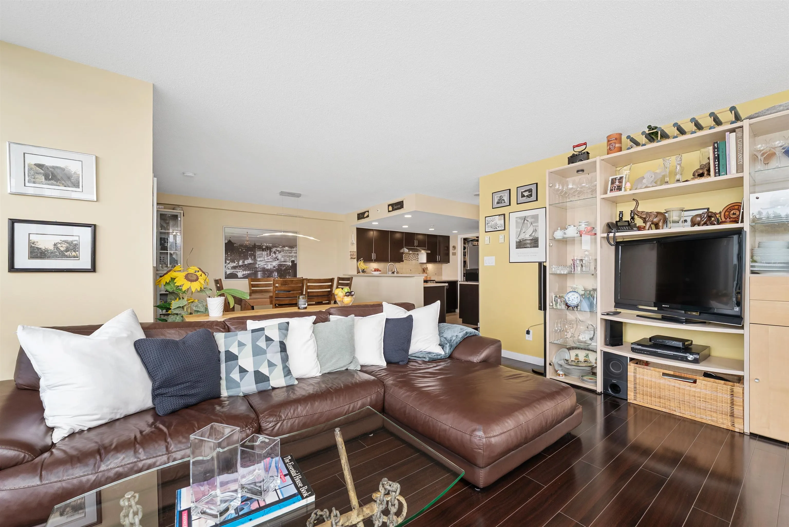 405 295 Guildford Way