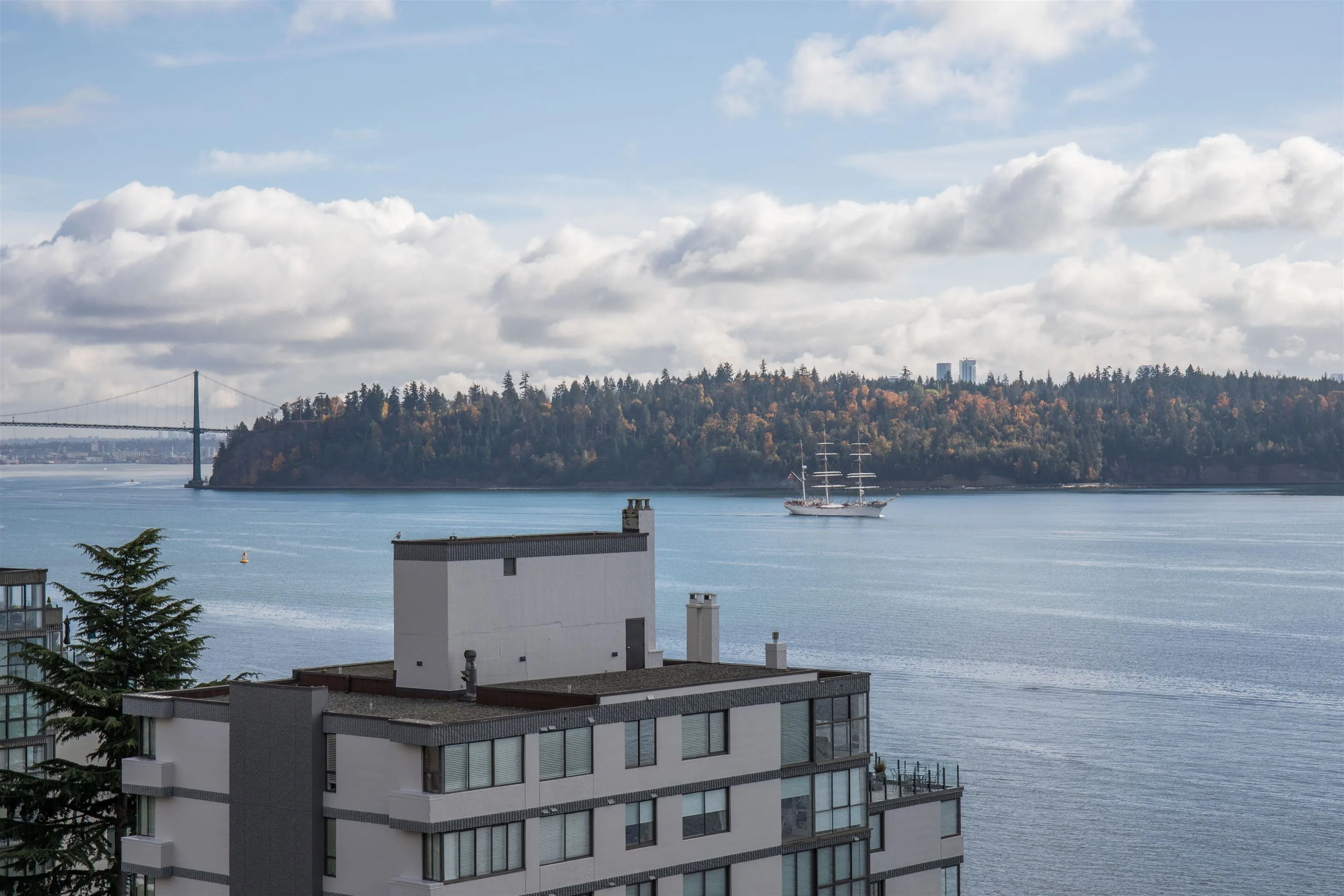 902 2135 Argyle Avenue