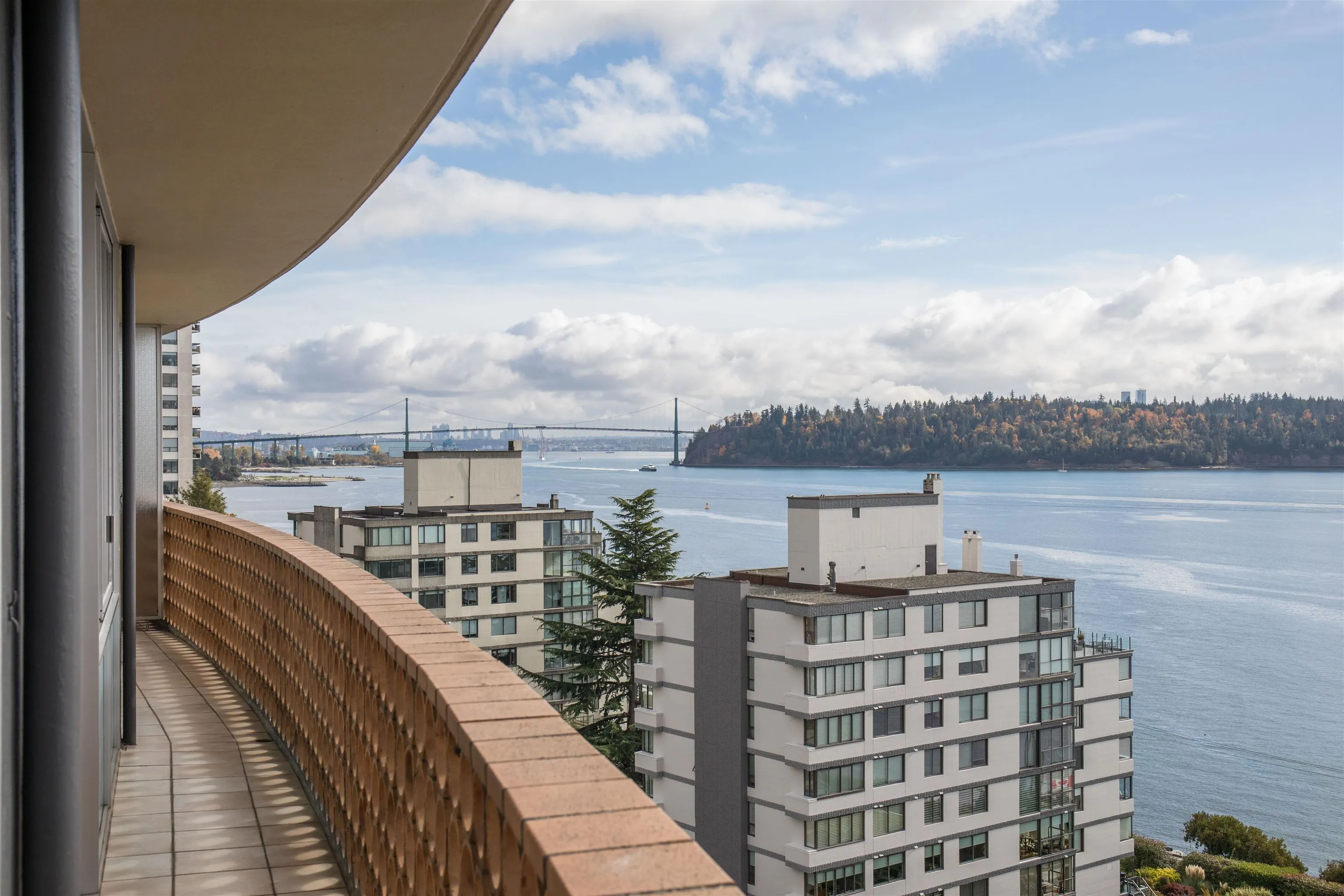 902 2135 Argyle Avenue