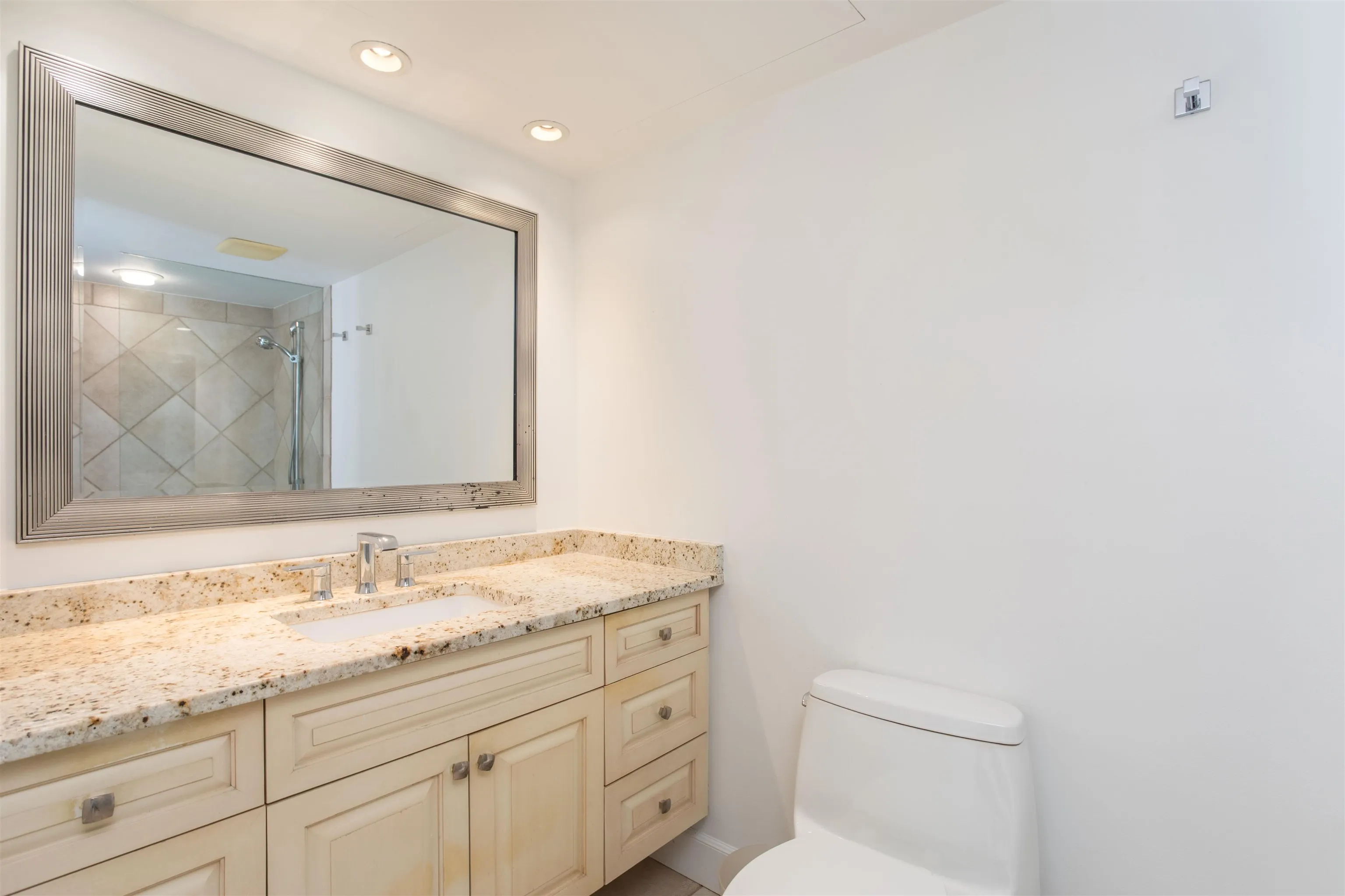 902 2135 Argyle Avenue