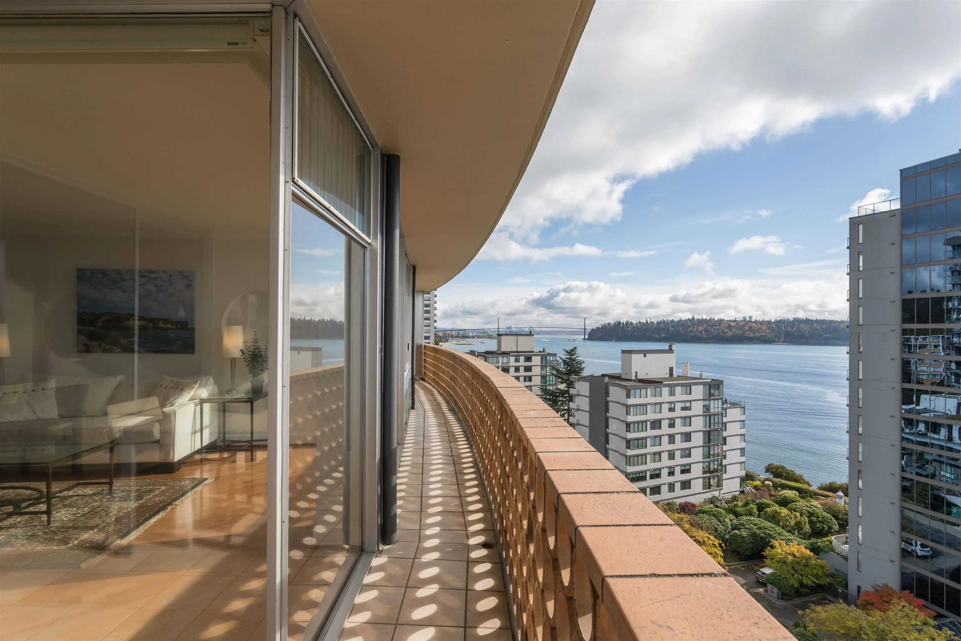 902 2135 Argyle Avenue