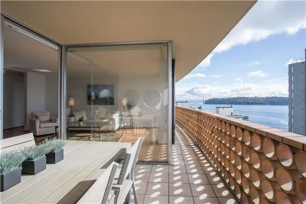 902 2135 Argyle Avenue